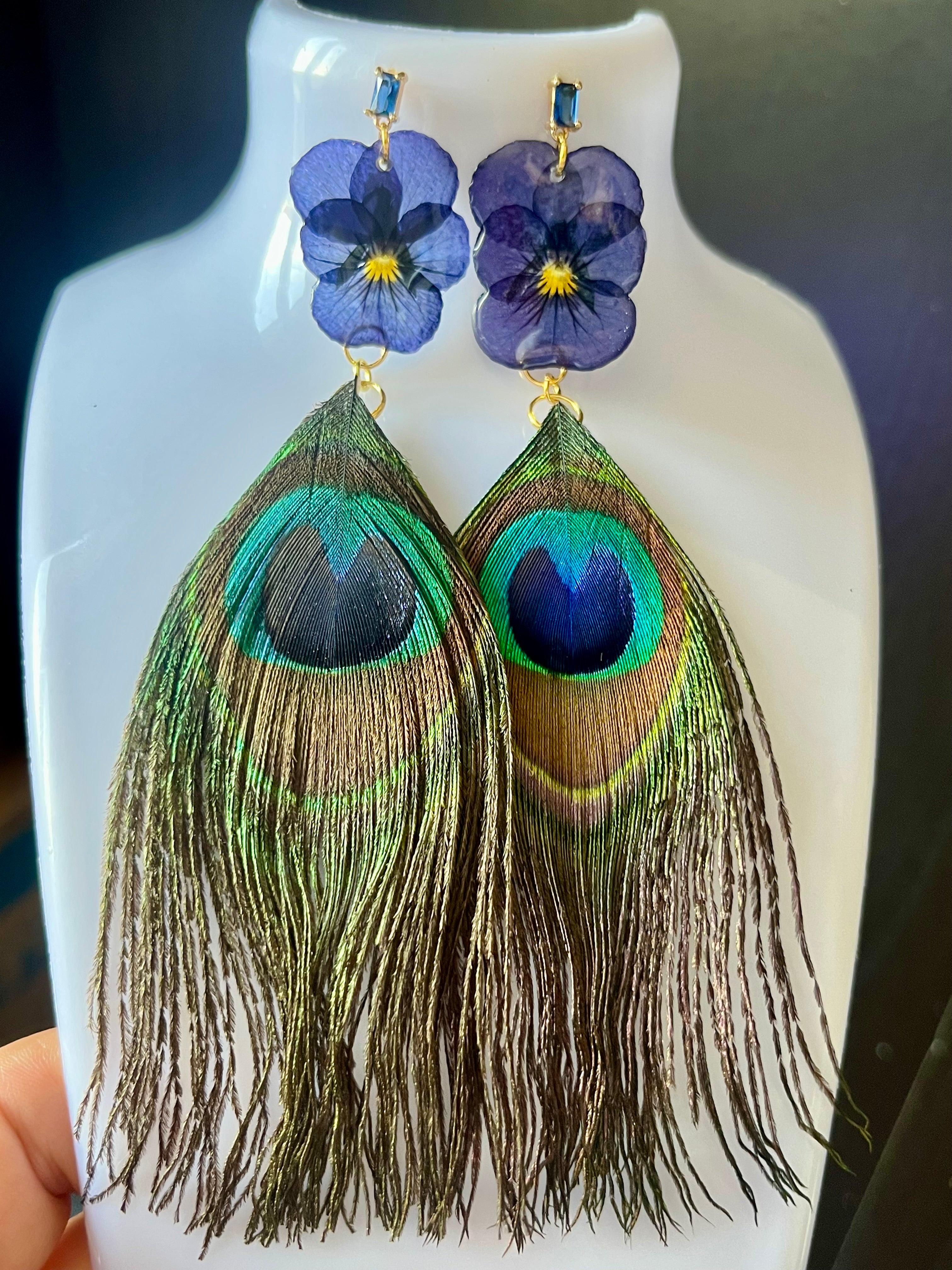 Boucles d’oreilles « Pensée & Plume de paon »
