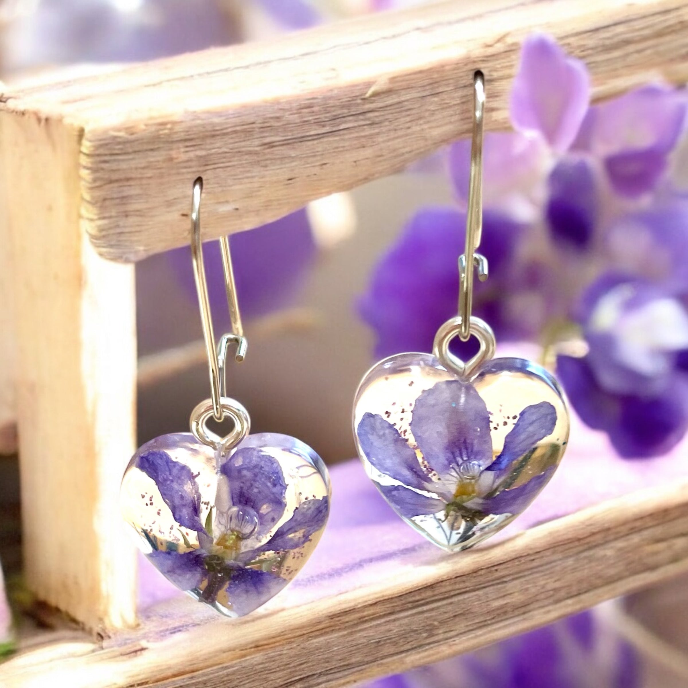 Boucles d’oreilles cœurs de violettes crochets argentés - Aux fleurs de Chloé Boucles d’oreilles cœurs de violettes crochets argentés Boucles d’oreilles Boucles d’oreilles