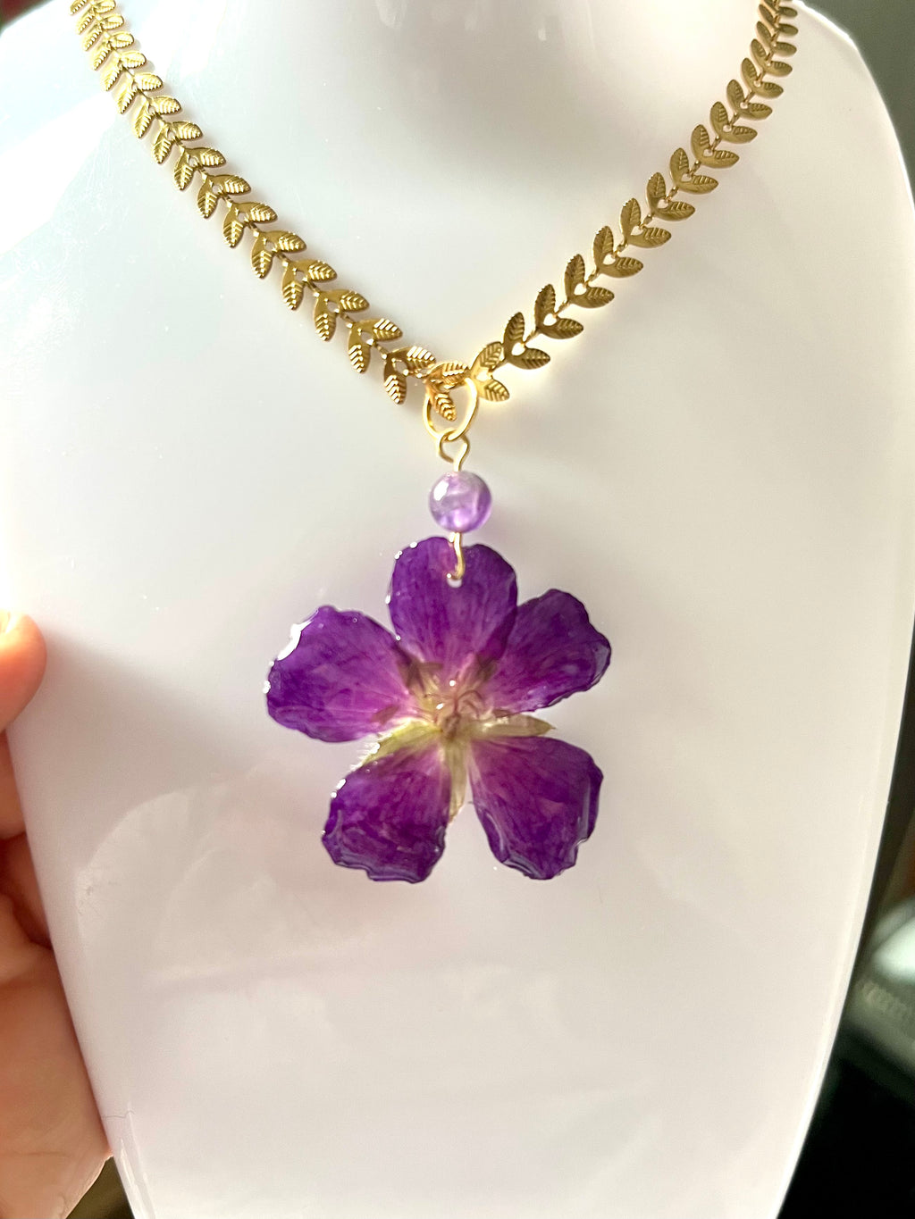 Collier Géranium & Améthyste – Fleur naturelle