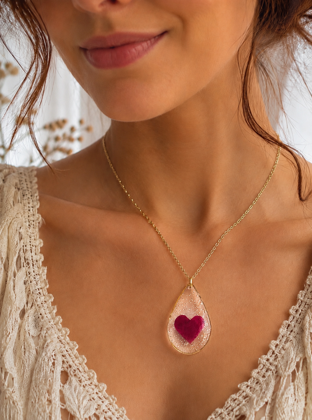 Collier Cœur de Pétale de Camélia – Fleur naturelle en résine