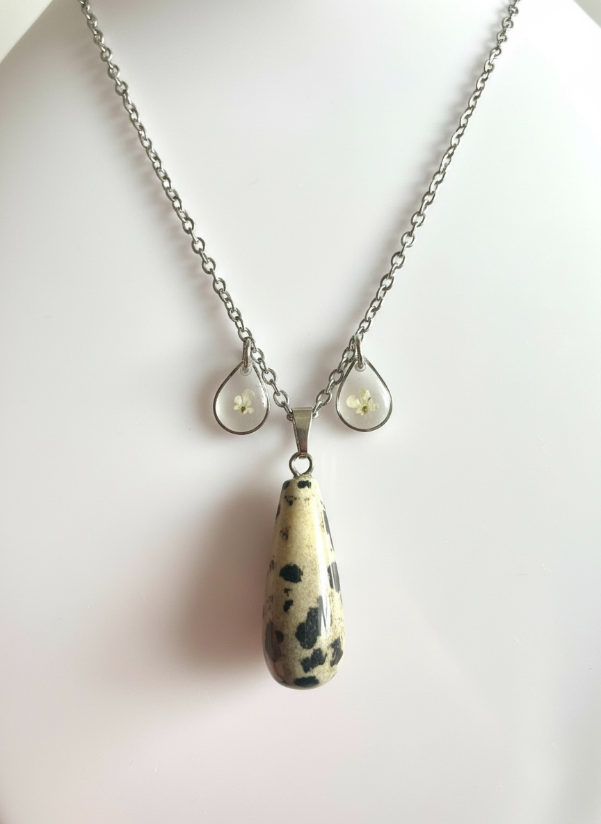 Collier fleurs carotte sauvage & jaspe dalmatien - Aux fleurs de Chloé Collier fleurs carotte sauvage & jaspe dalmatien Collier Collier