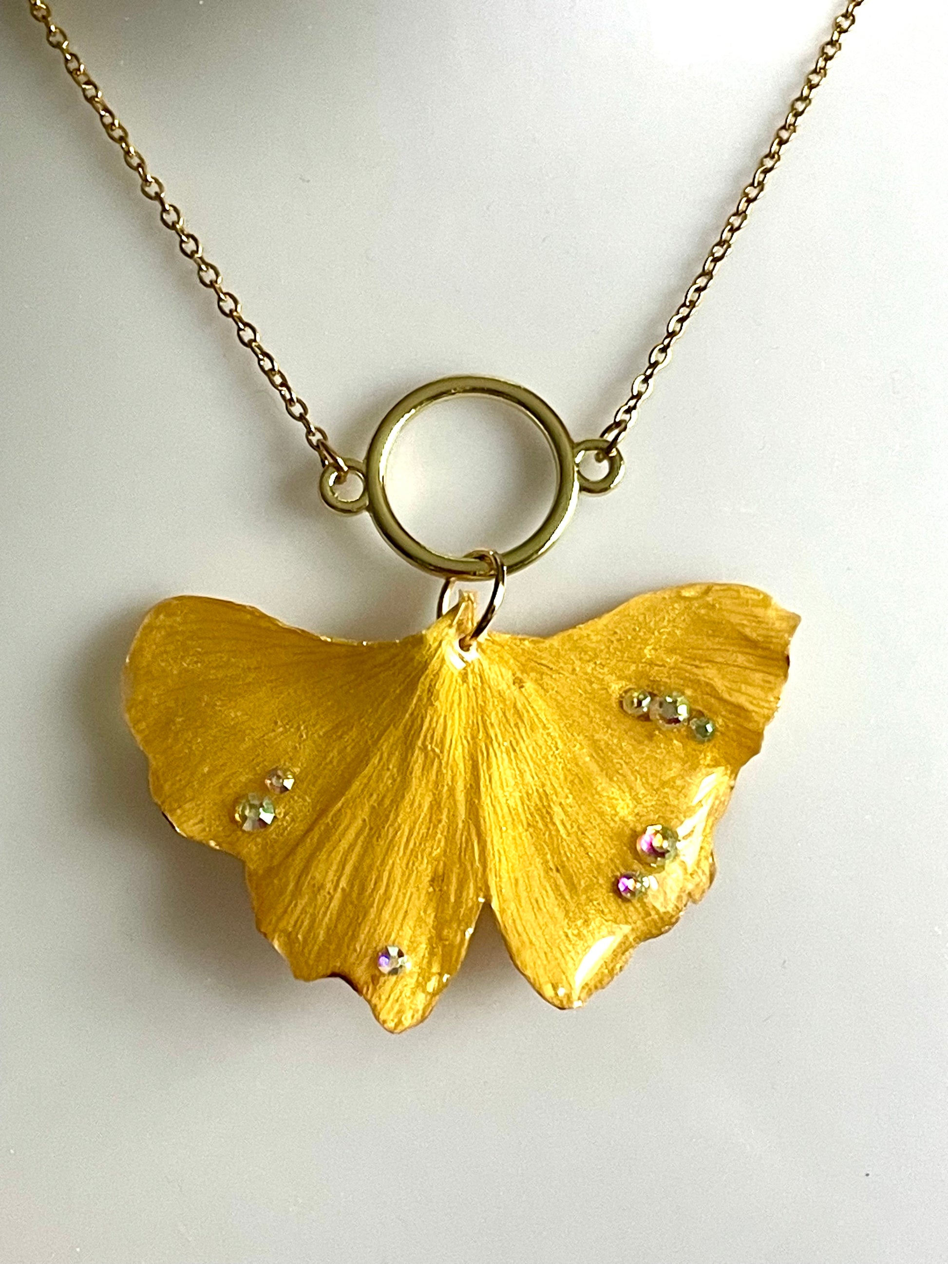 Collier feuille de Ginkgo & strass - Aux fleurs de Chloé Collier feuille de Ginkgo & strass Collier Collier