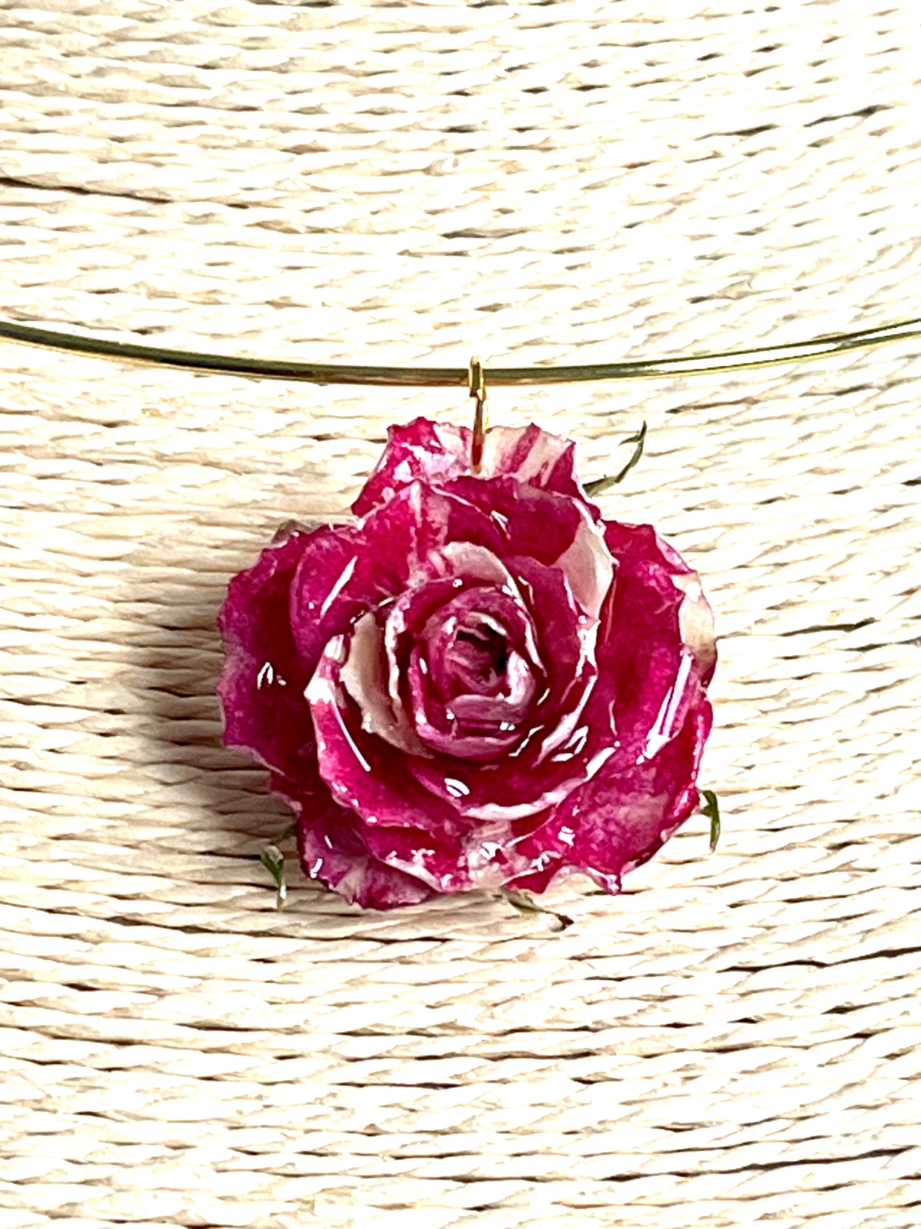 Two-tone small rose necklace
