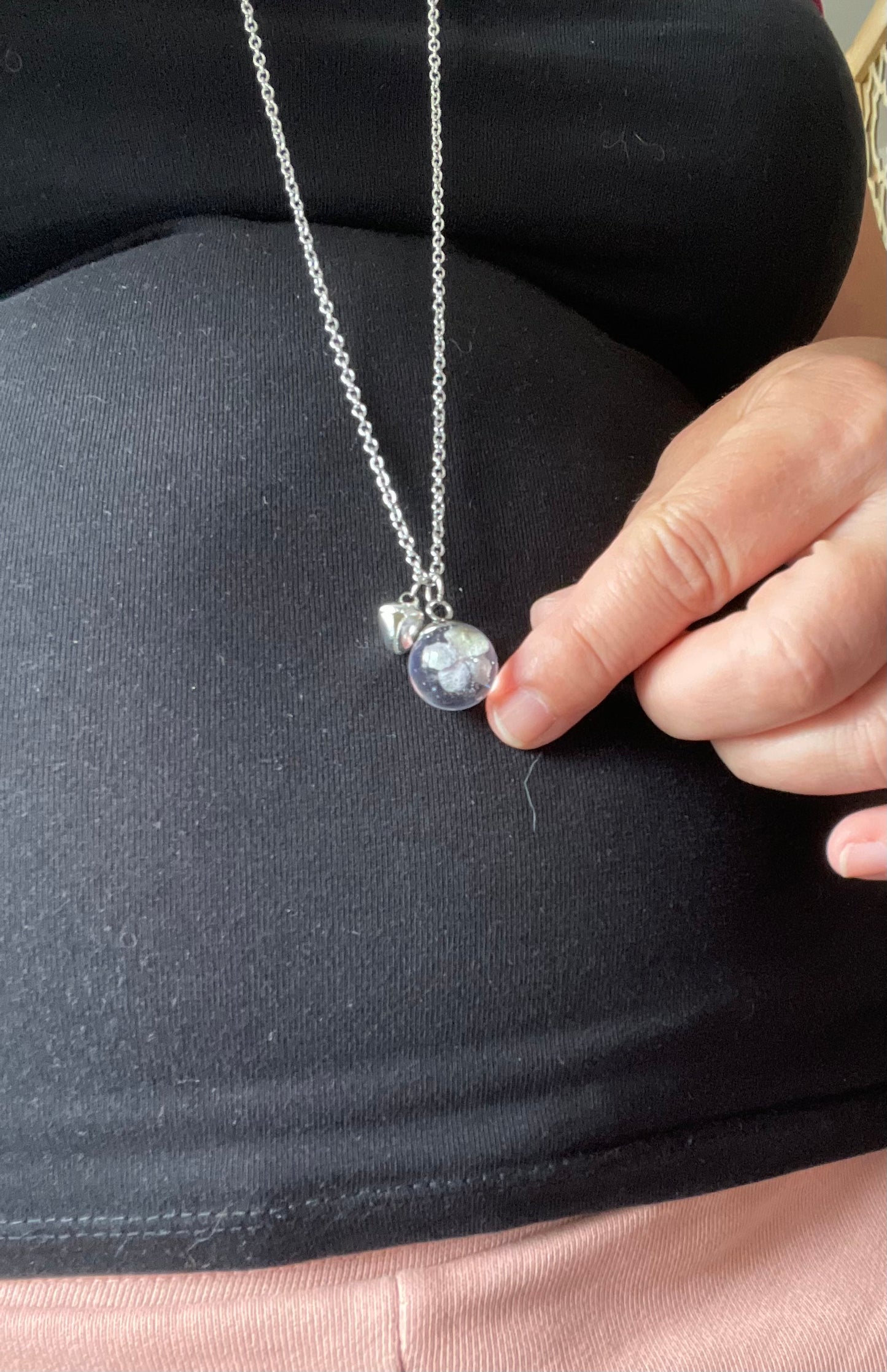 Collier femme enceinte boule hortensia