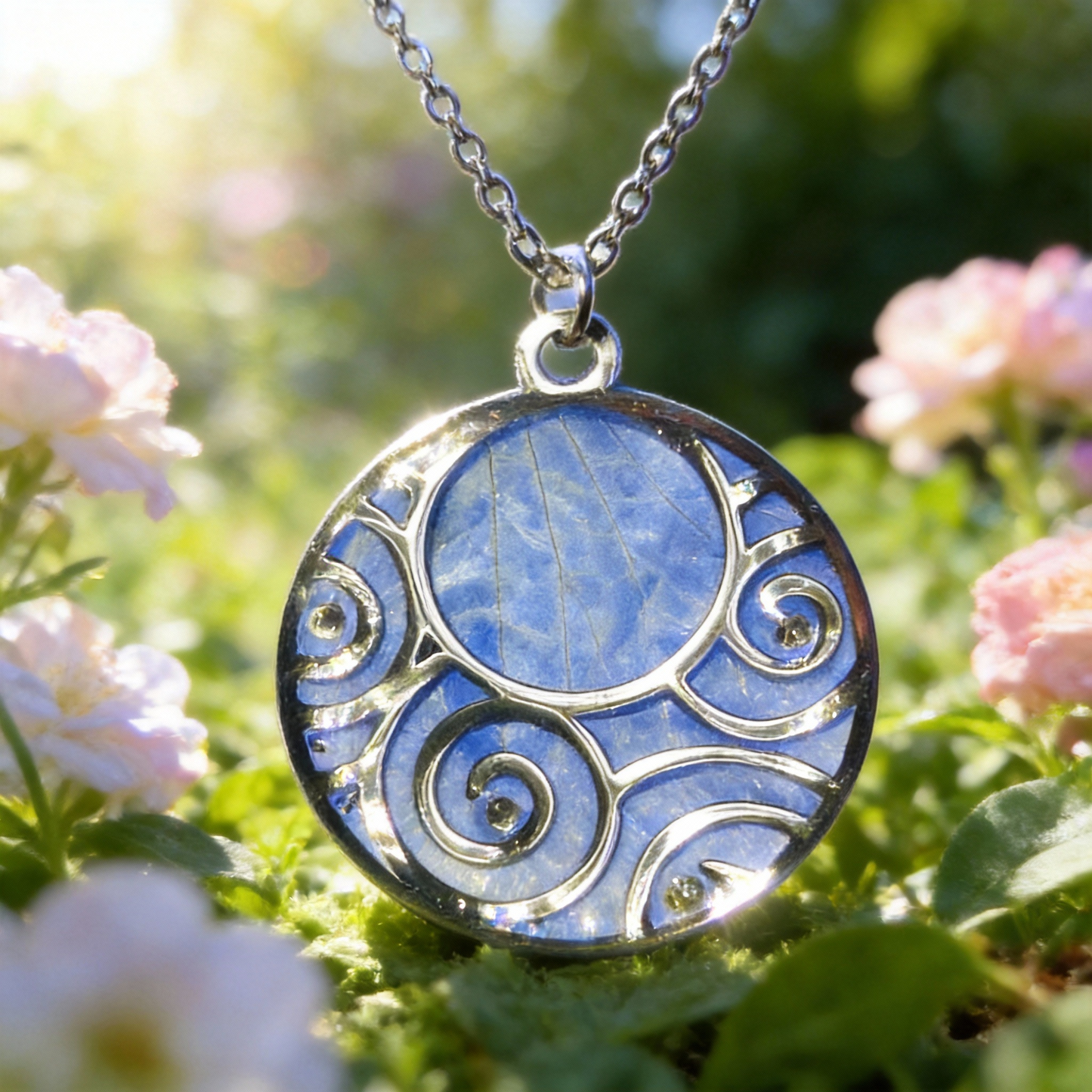 Pendentif argenté pétale d’orchidée bleue - Aux fleurs de Chloé Pendentif argenté pétale d’orchidée bleue Collier Collier