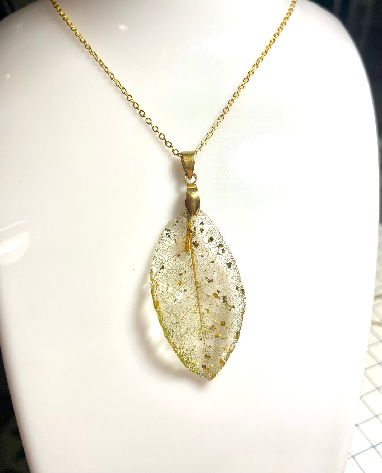 Collier pendentif dentelle végétale de Magnolia