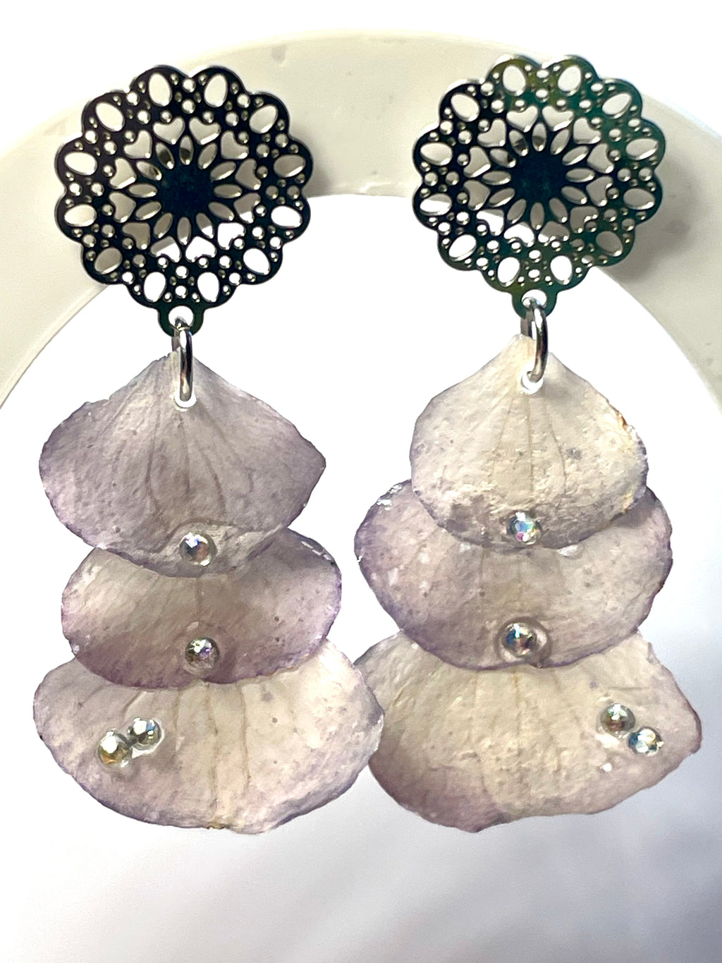 Boucles d’oreilles Pétales hortensia mauve - Aux fleurs de Chloé Boucles d’oreilles Pétales hortensia mauve Boucles d’oreilles Boucles d’oreilles