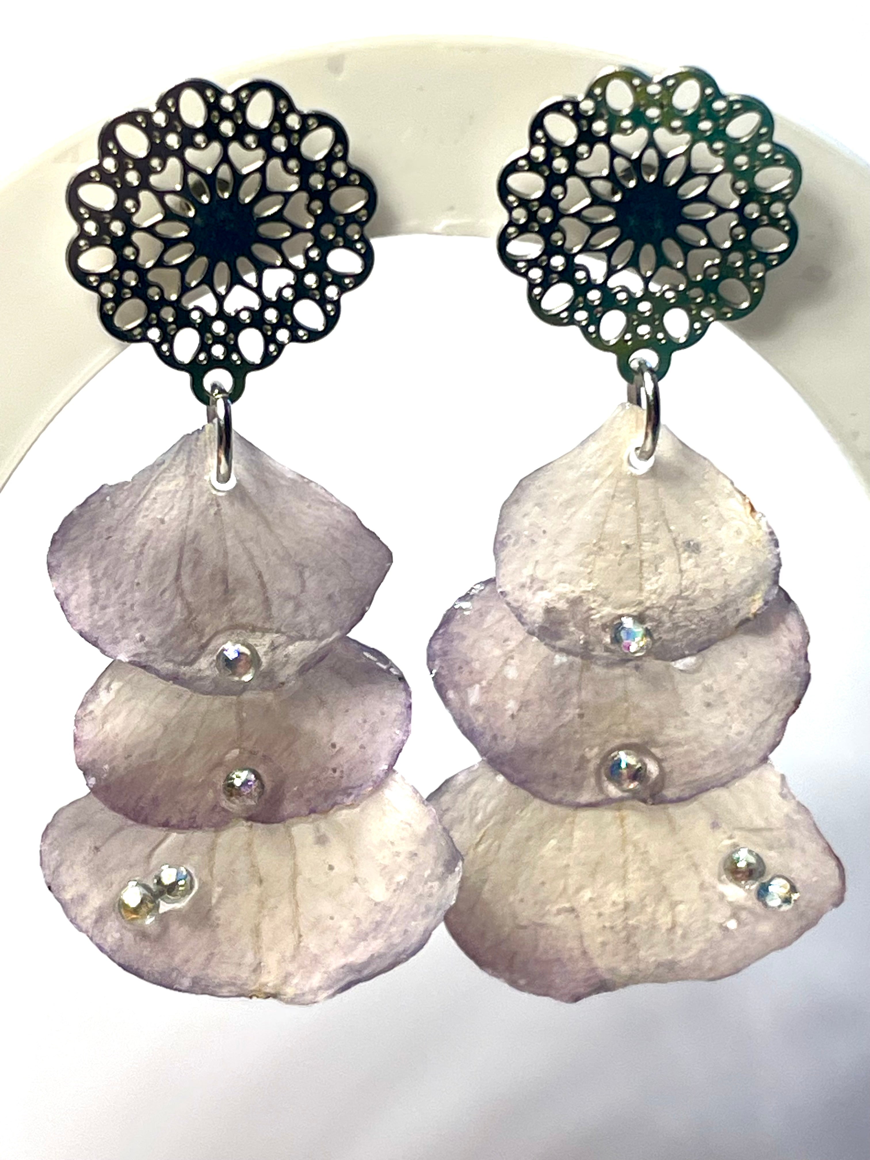 Boucles d’oreilles Pétales hortensia mauve - Aux fleurs de Chloé Boucles d’oreilles Pétales hortensia mauve Boucles d’oreilles Boucles d’oreilles