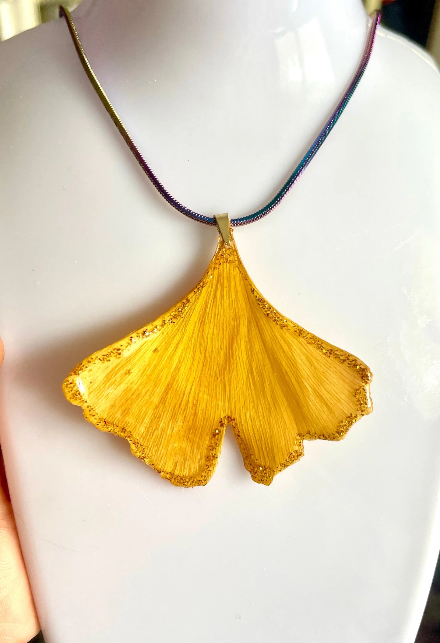 Collier feuille de Ginkgo liseret pailleté