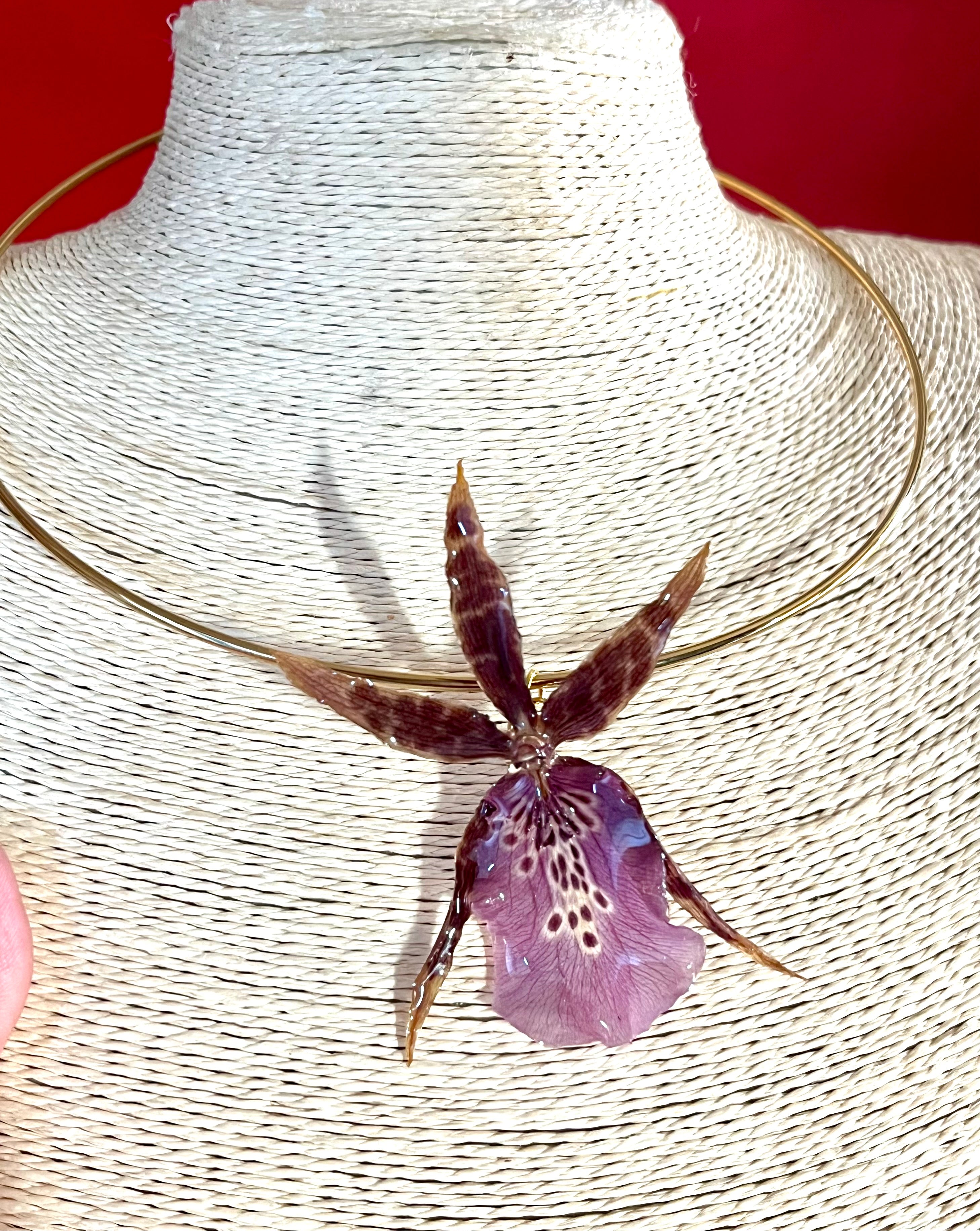 Collier Orchidée Araignée Éternelle – Fleur naturelle résinée