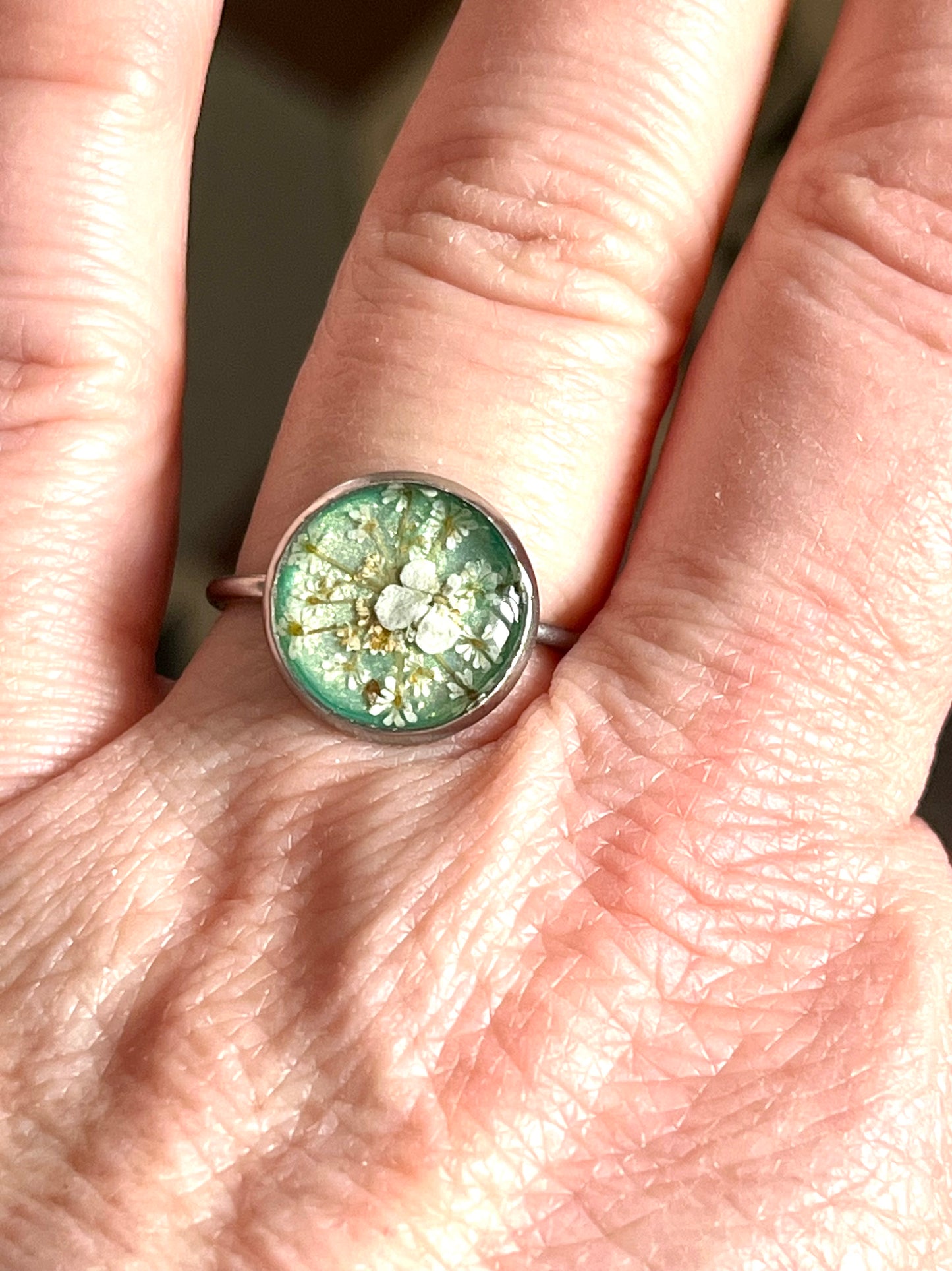 Bagues fleurs de carotte sauvage vert irisé