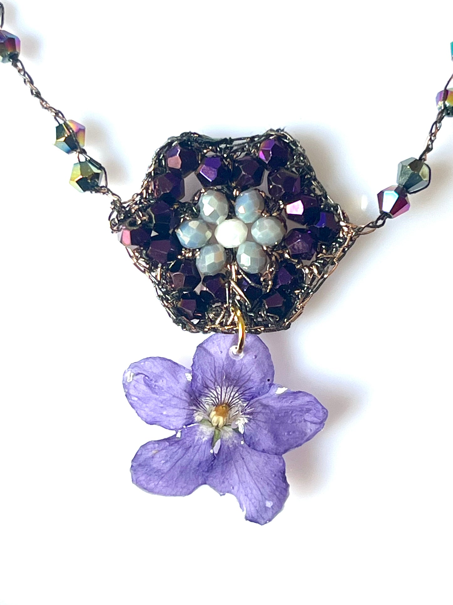 Collier au crochet & fleur naturelle de violette