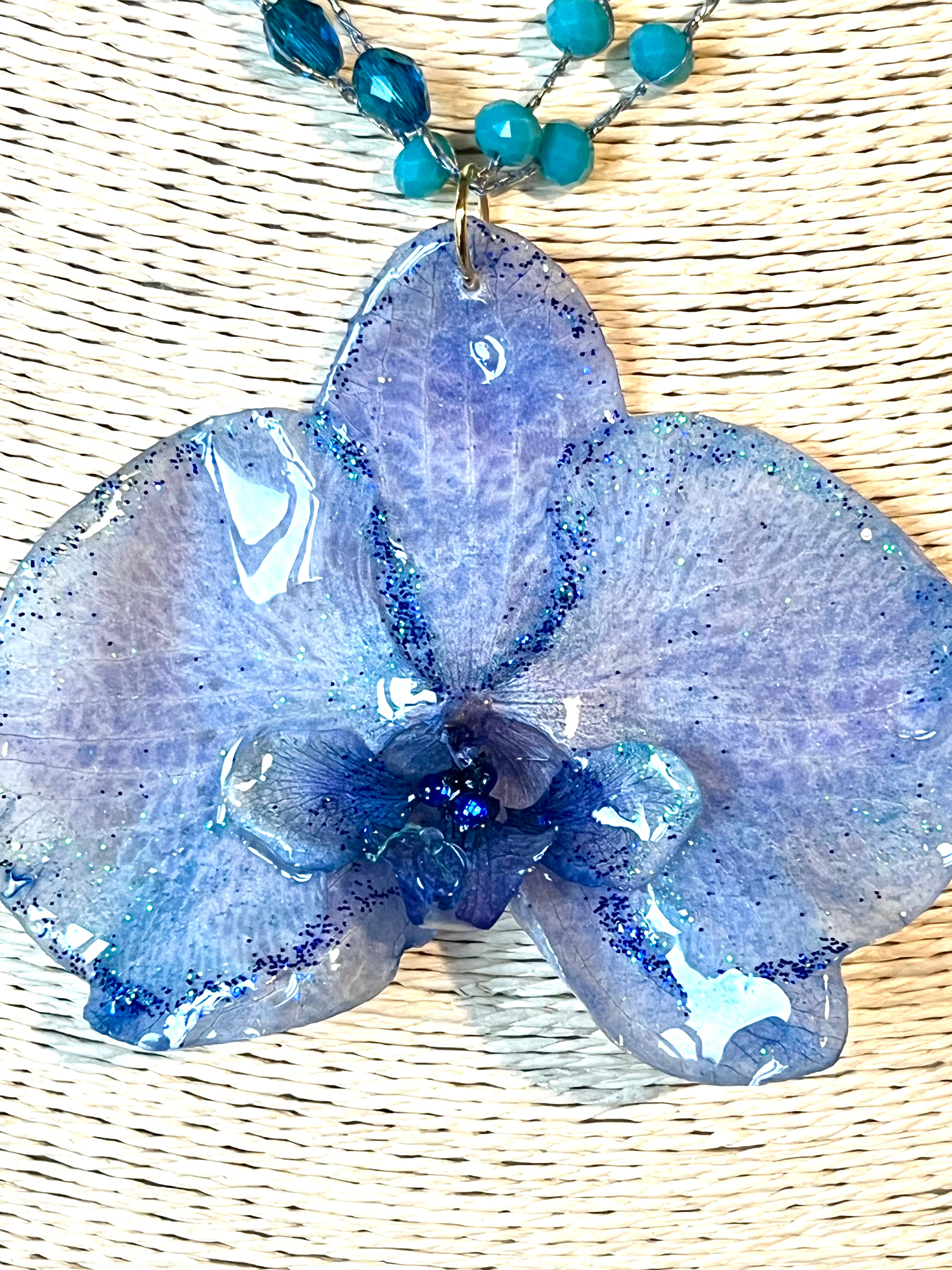 Collier Orchidée Bleue – Bijou floral artisanal