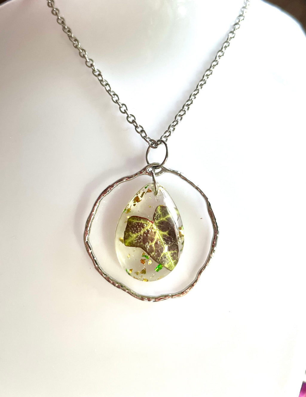 Pendentif argenté  petite larme de mini lierre - Aux fleurs de Chloé Pendentif argenté  petite larme de mini lierre Pendentif Pendentif