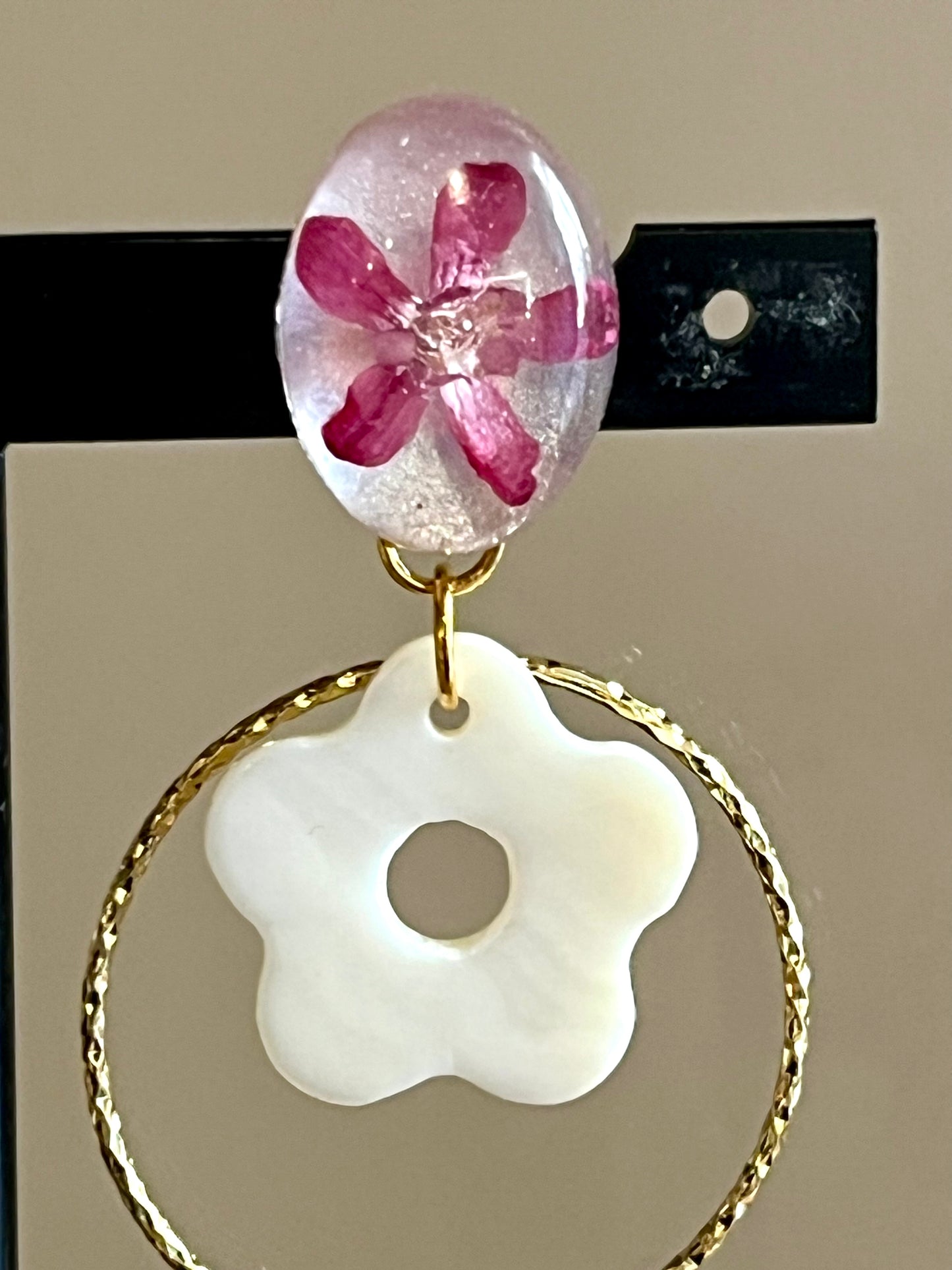 Boucles d’Oreilles Floréa – Anneaux Dorés & Fleur Nacrée