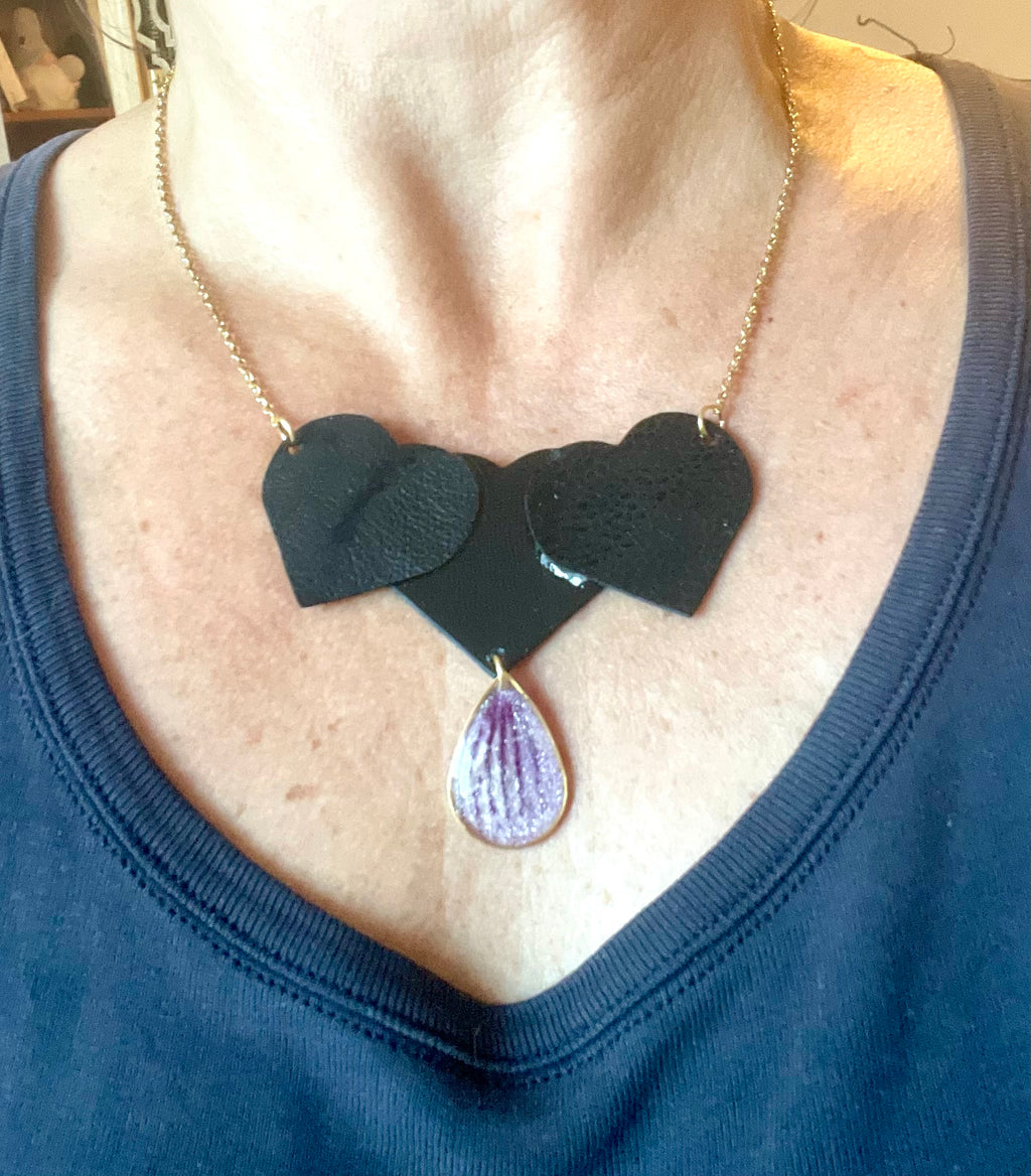 Collier Cœurs de cuir & larme d’orchidée - Aux fleurs de Chloé Collier Cœurs de cuir & larme d’orchidée Collier Collier