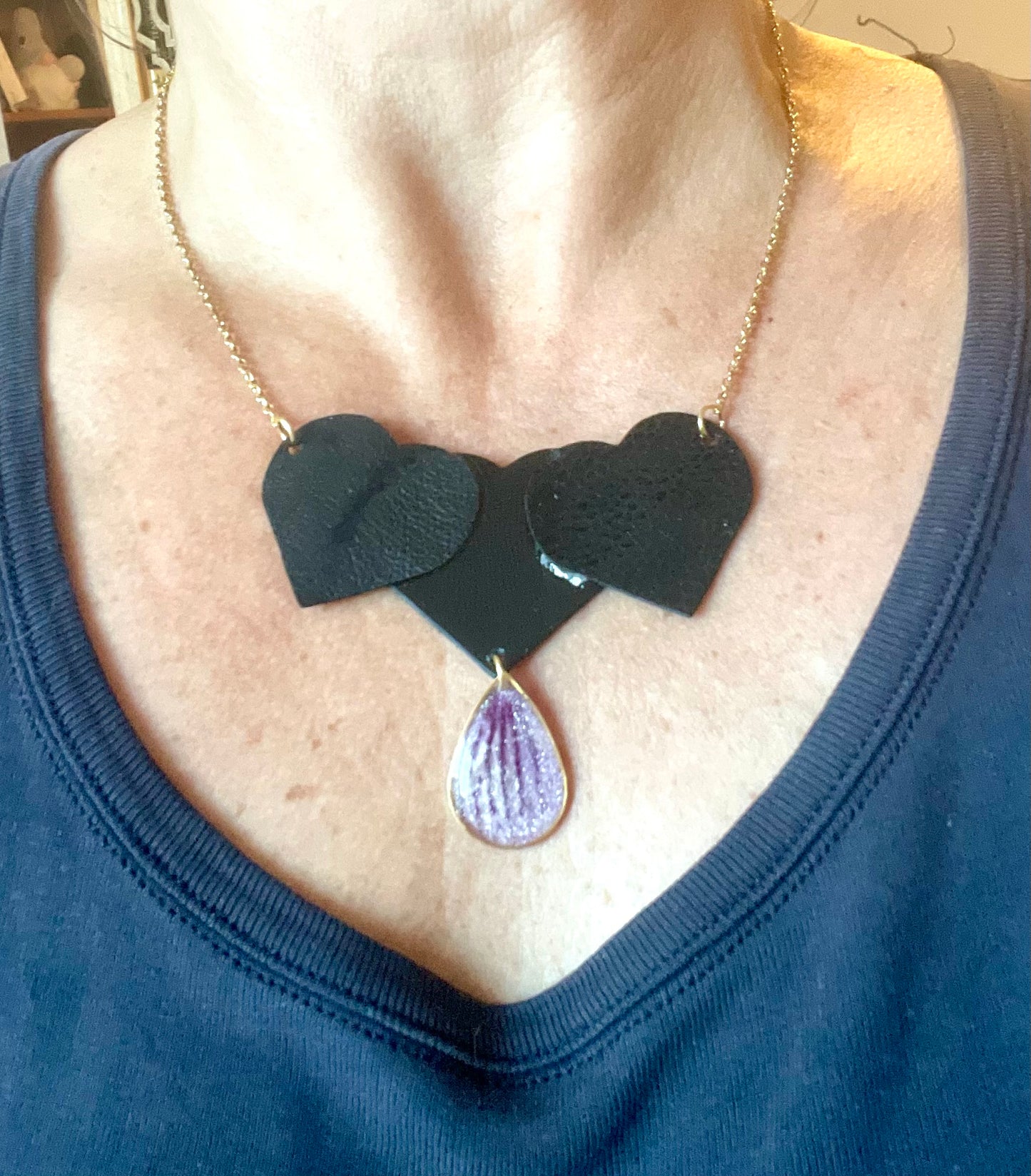 Collier Cœurs de cuir & larme d’orchidée