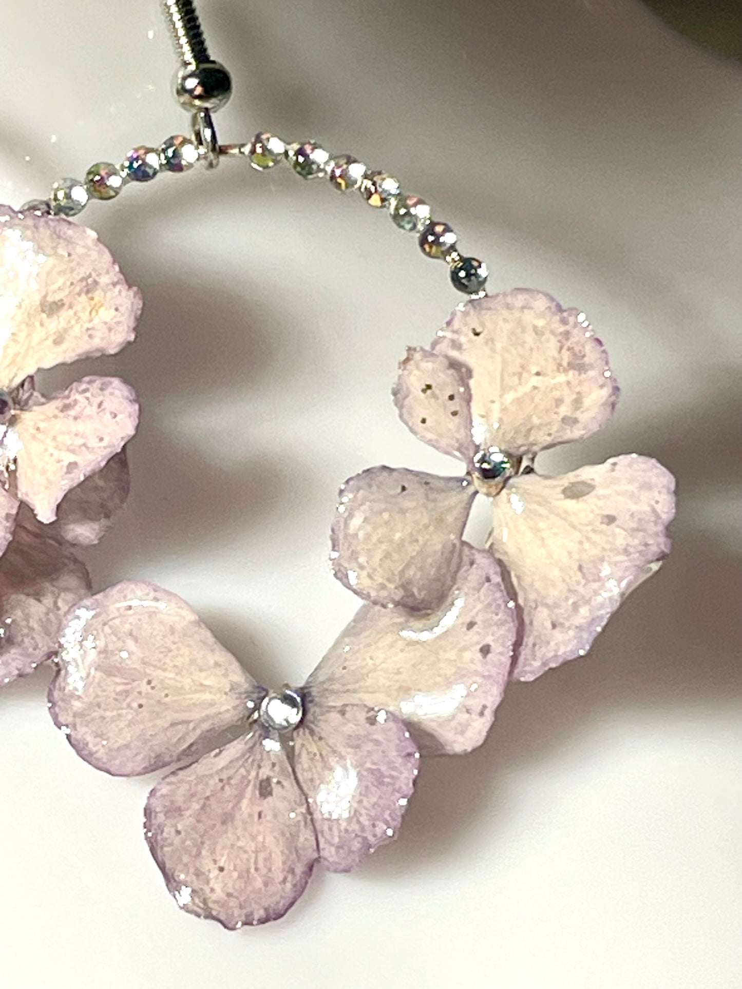 Boucles d’oreilles Hortensias mauves & strass