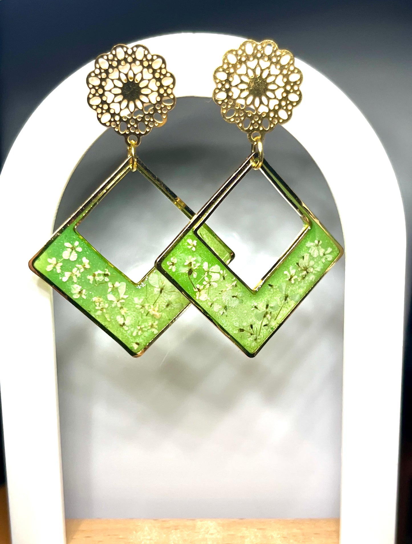 Boucles d’oreilles fleurs de carotte sauvage vert nacré