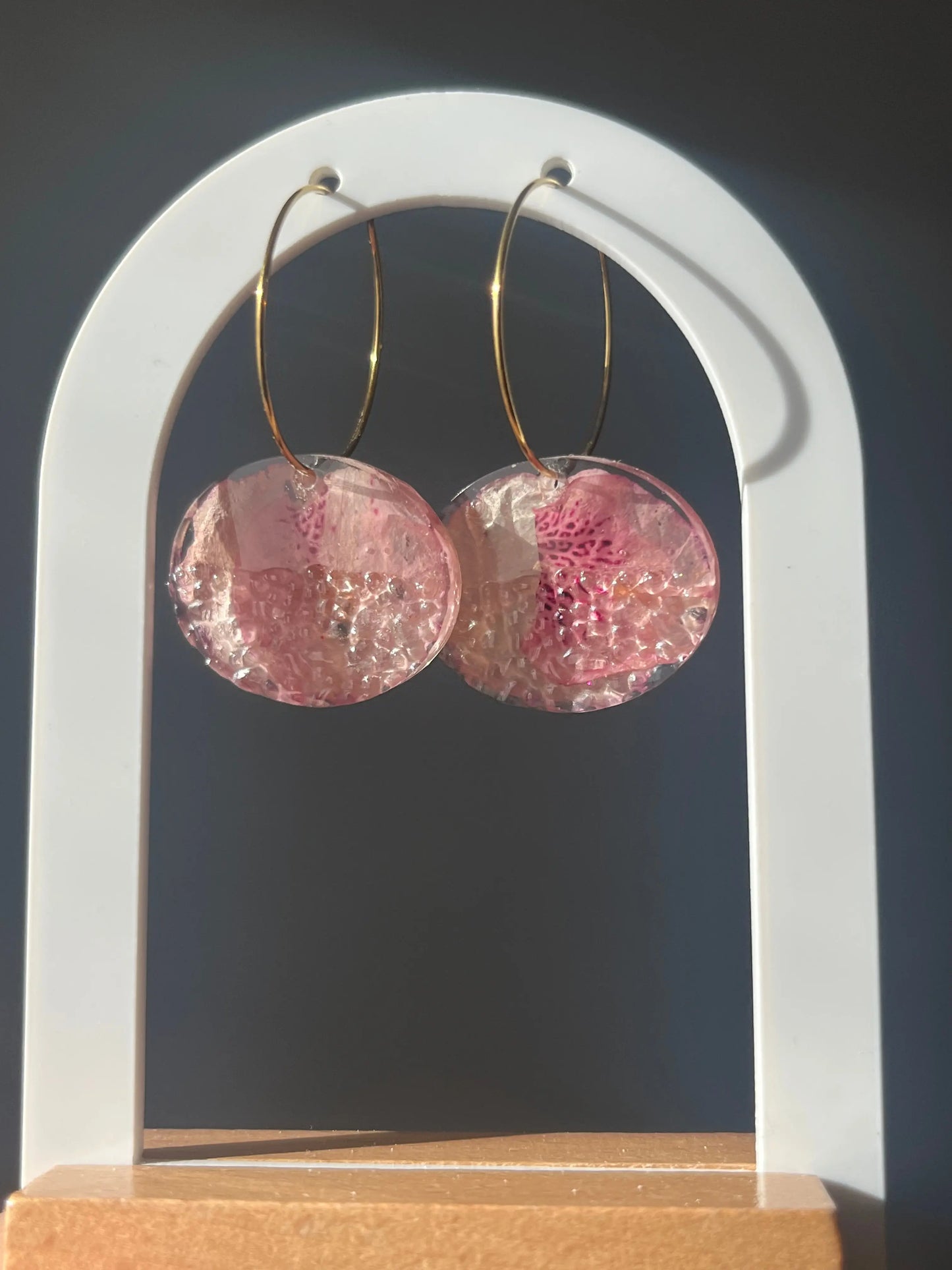 Boucles d’oreilles créoles pétales de Rhododendron Aux fleurs de Chloé