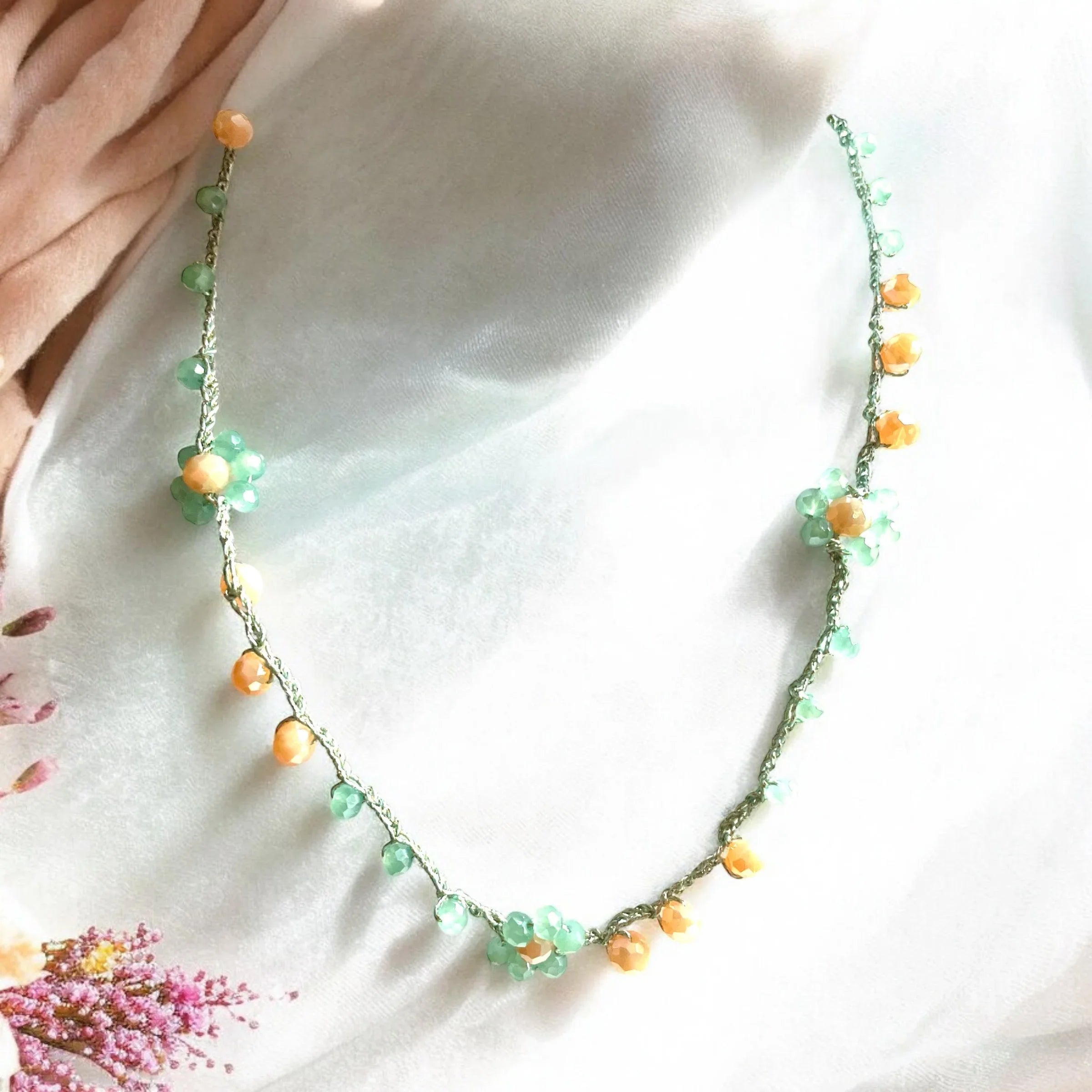 Collier fleurs de perles de verre tchèque abricot et vert d’eau - Aux fleurs de Chloé Collier fleurs de perles de verre tchèque abricot et vert d’eau Collier Collier
