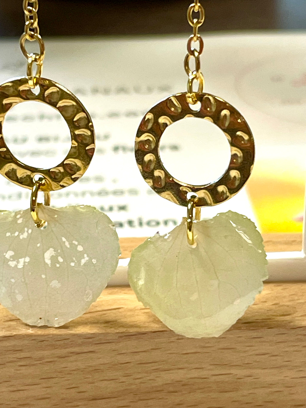 Boucles d’oreilles pendantes pétales hortensia blanc - Aux fleurs de Chloé Boucles d’oreilles pendantes pétales hortensia blanc Boucles d’oreilles Boucles d’oreilles