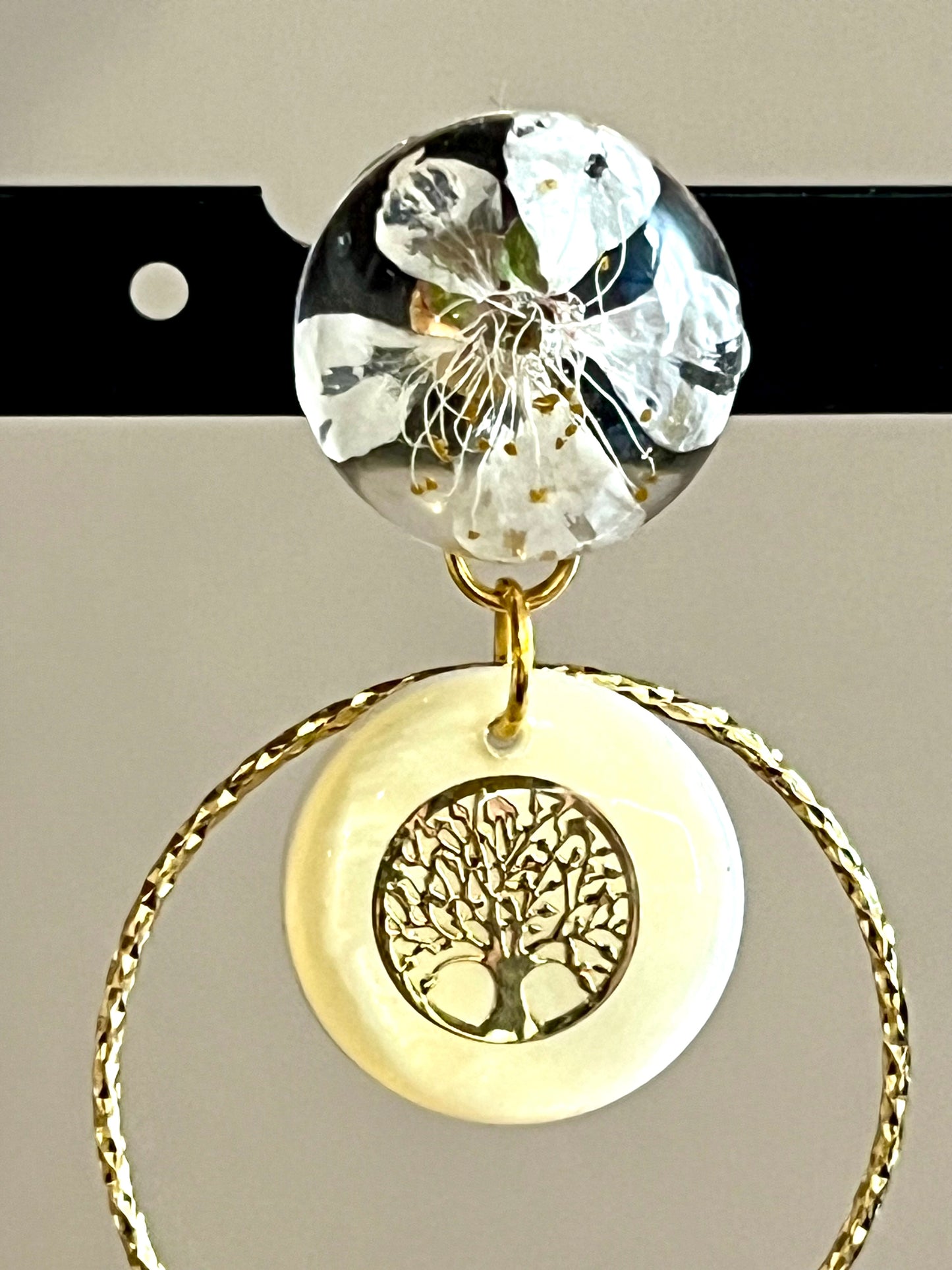 Boucles d’oreilles arbre de vie nacré  & fleurs en résine