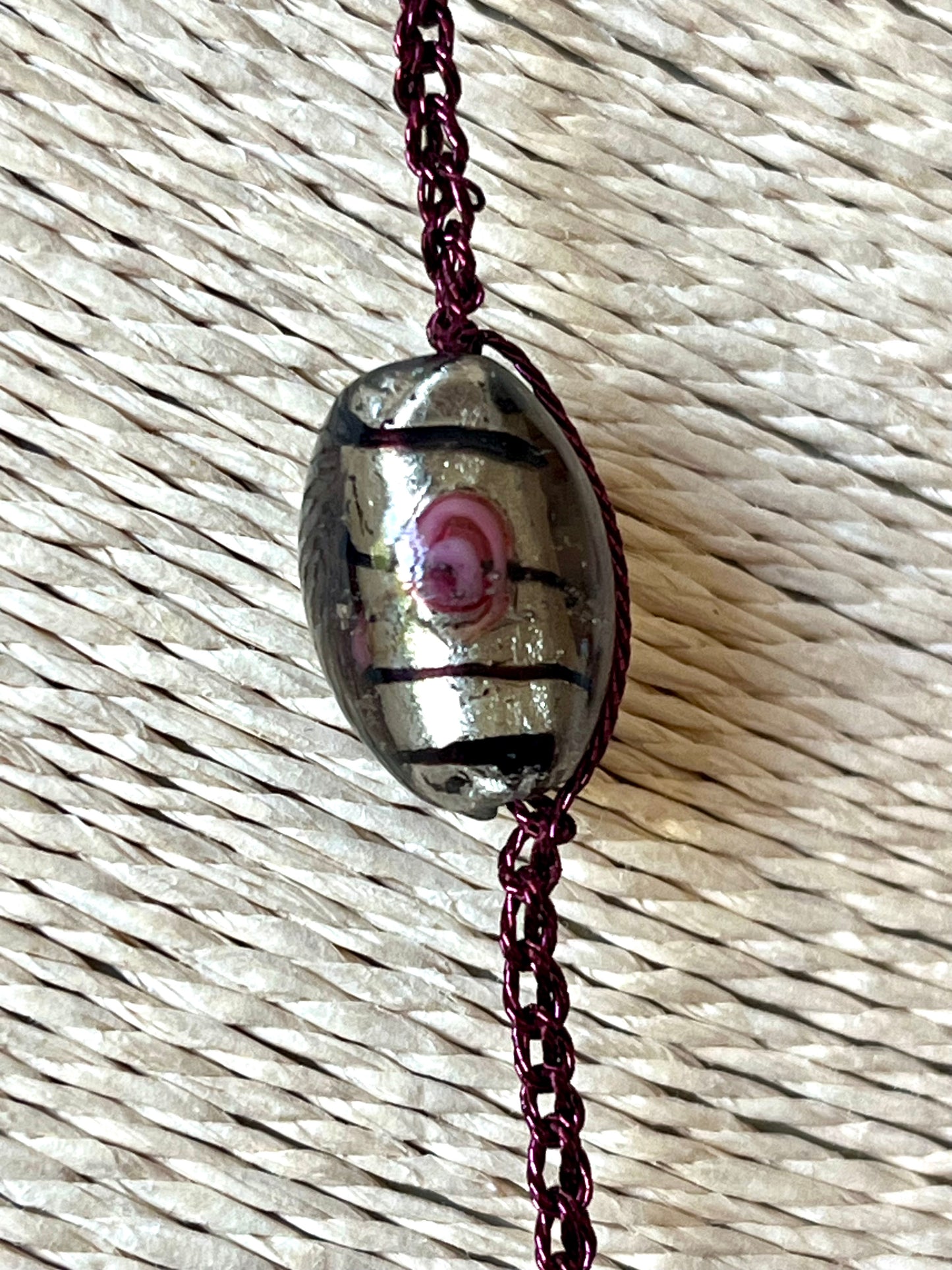 Collier pendentif Pensée violette encapsulée – Style bohème artisanal