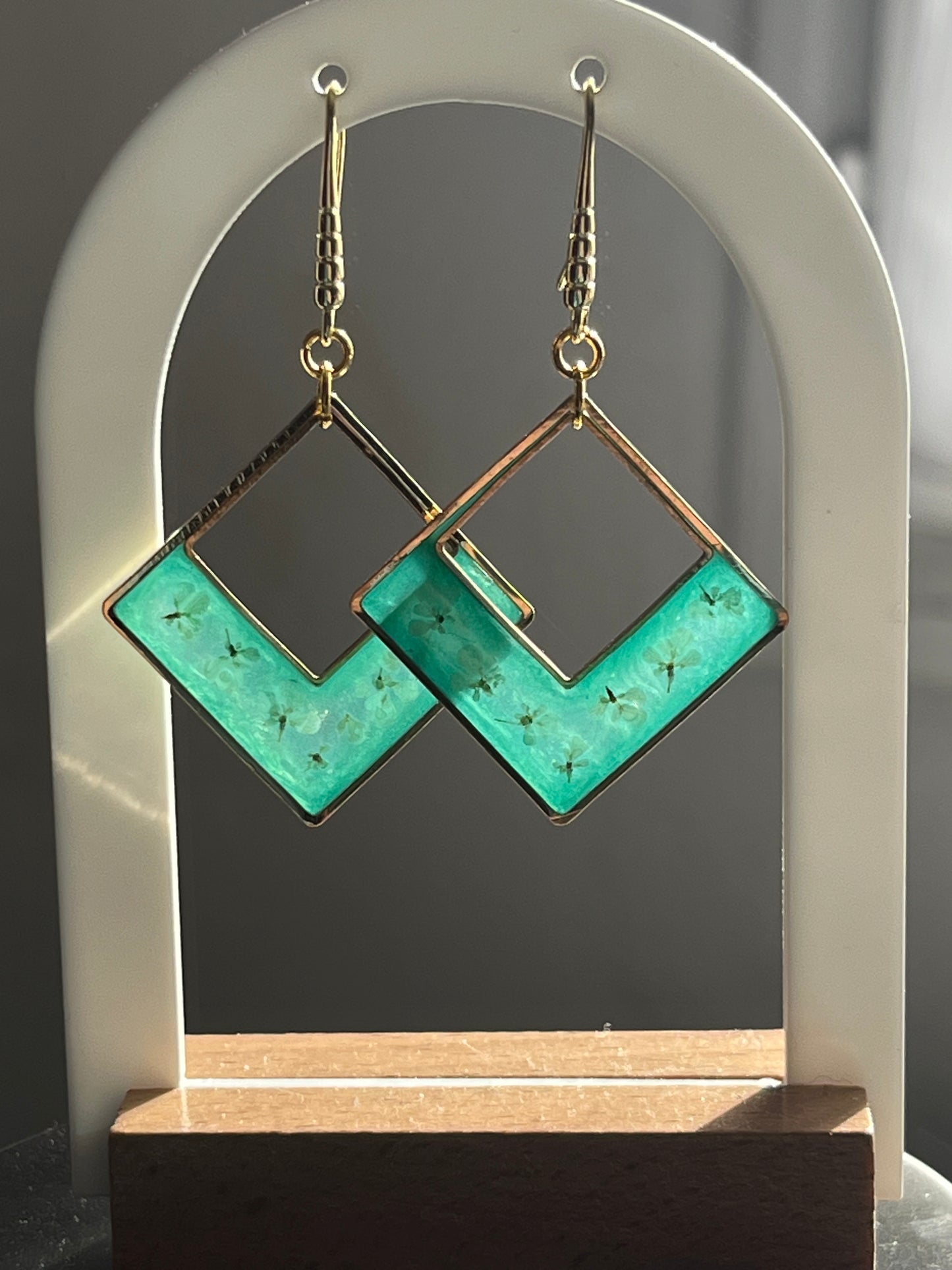Boucles d’oreilles fleurs carotte sauvage losanges verts