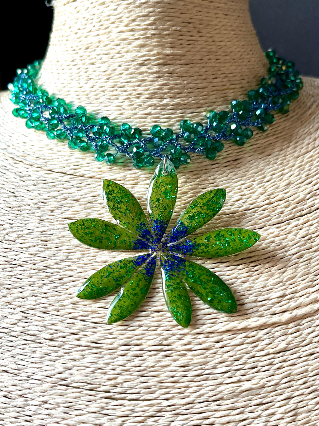 Collier Éclat de Lupin – Feuille de lupin & crochet perlé