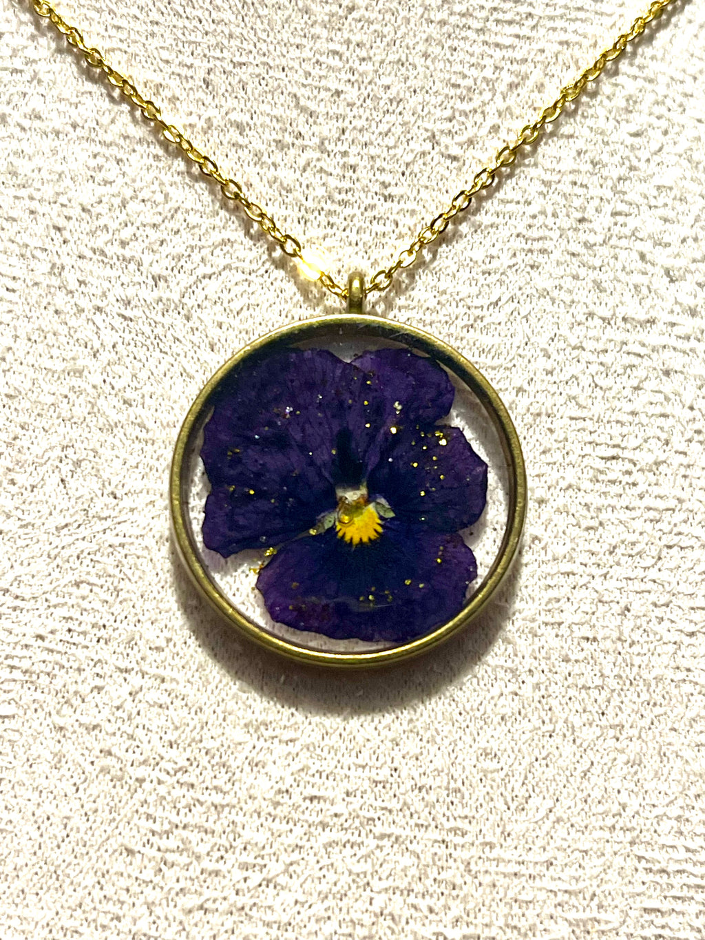 Collier Fleur Naturelle – Pensée Violette – Pendentif Rond bronze