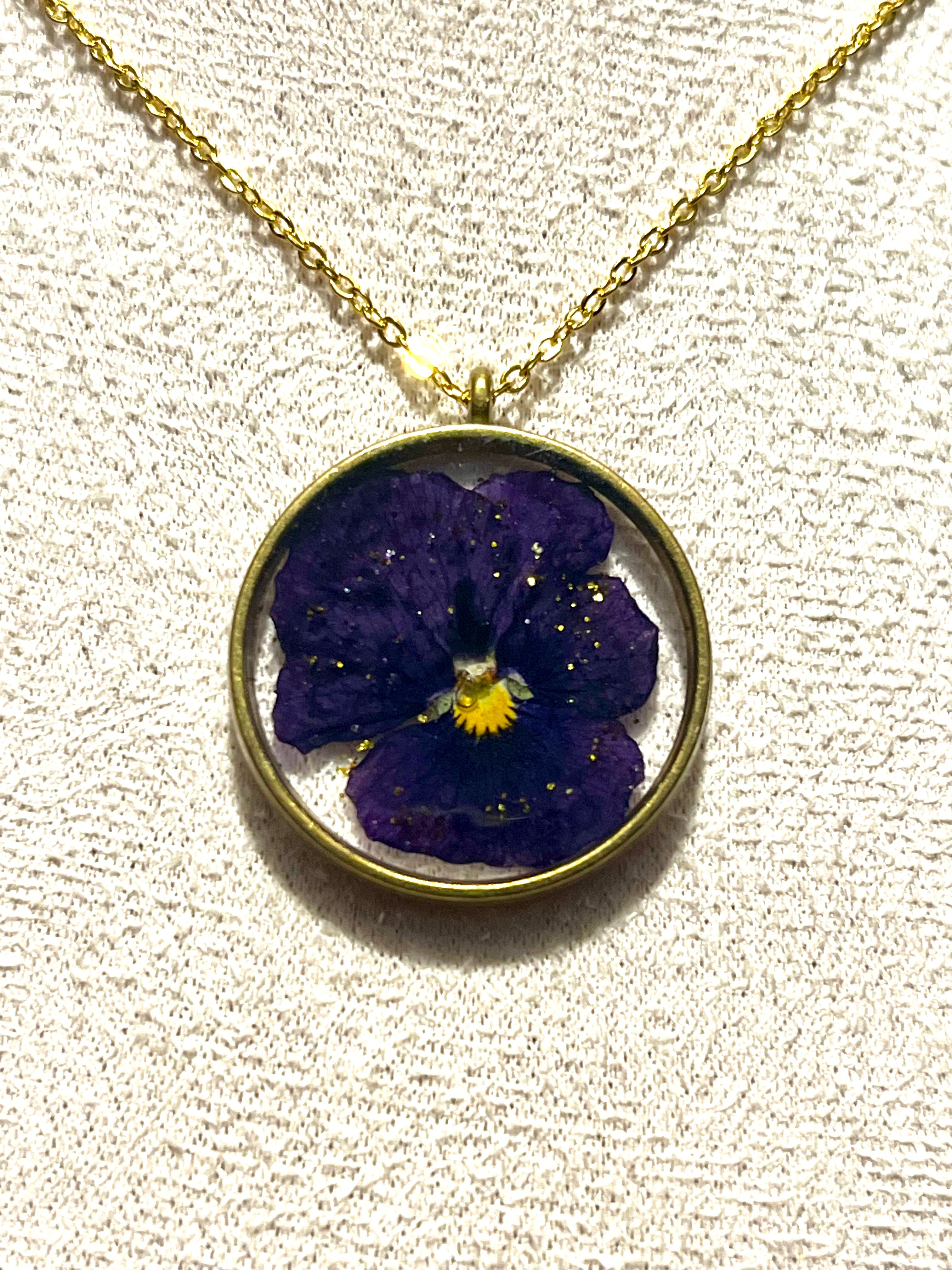 Collier Fleur Naturelle – Pensée Violette – Pendentif Rond bronze