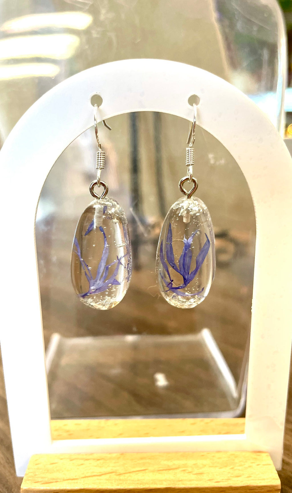 Boucles d’oreilles galets de pétales de Bleuet - Aux fleurs de Chloé Boucles d’oreilles galets de pétales de Bleuet Boucles d’oreilles Boucles d’oreilles