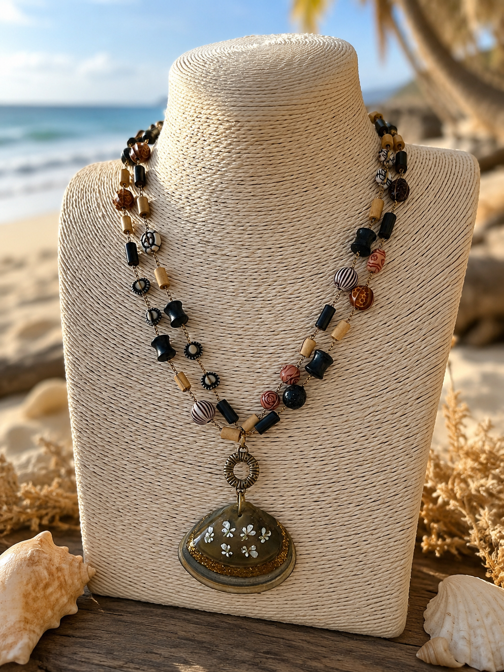 Collier « Trésor Marin » – Coquillage naturel & fleurs naturelles