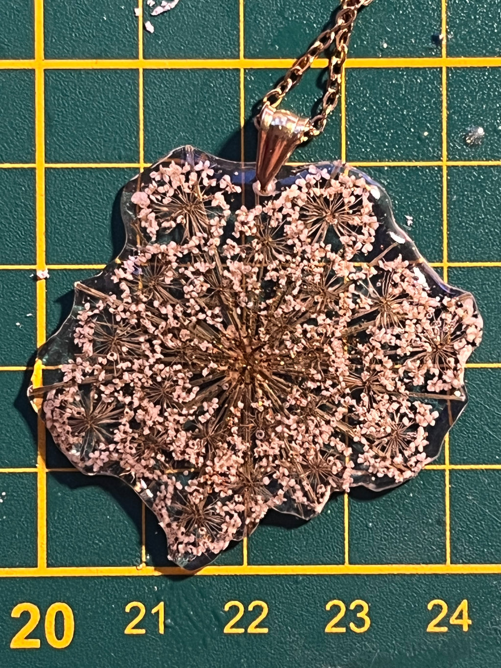 Éclat de dentelle - Collier fleurs de carotte sauvage en résine | Bijou floral