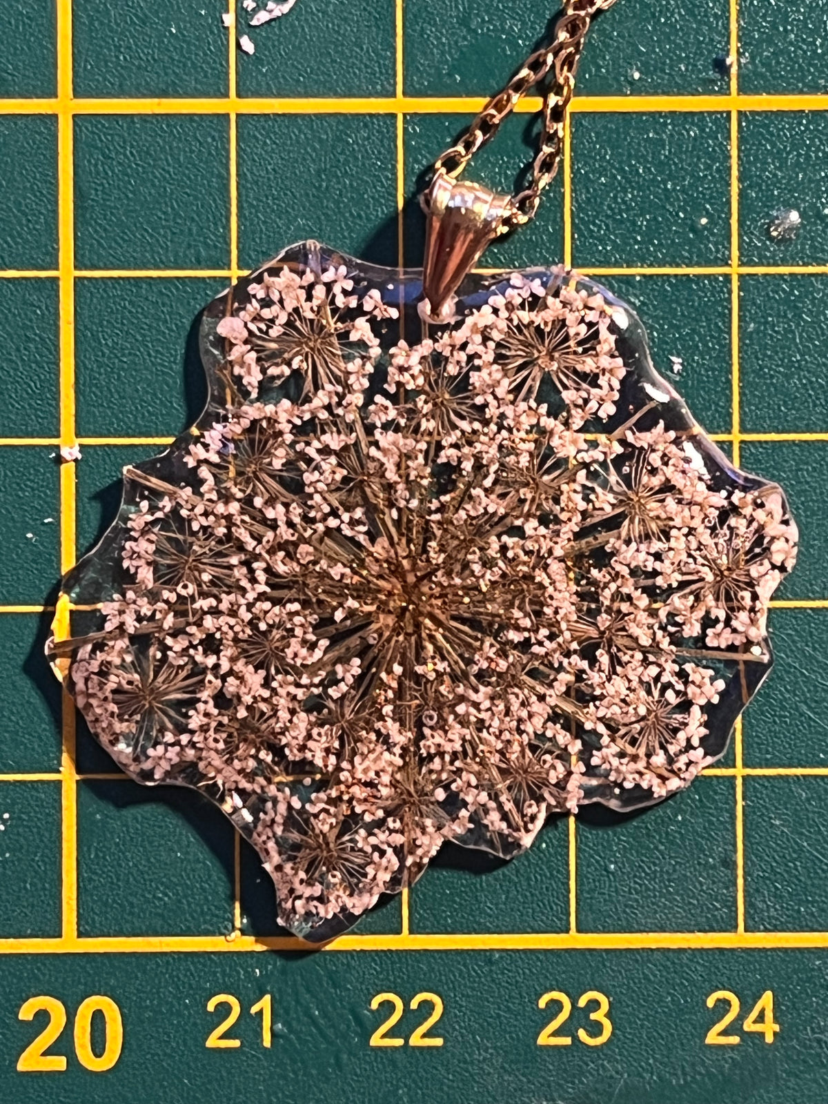 Éclat de dentelle - Collier fleurs de carotte sauvage en résine | Bijou floral