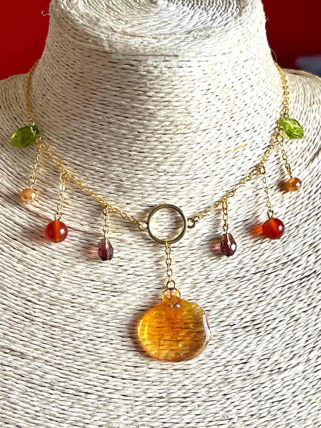 Éclat d’Automne – Collier pétale de Capucine & pierres naturelles
