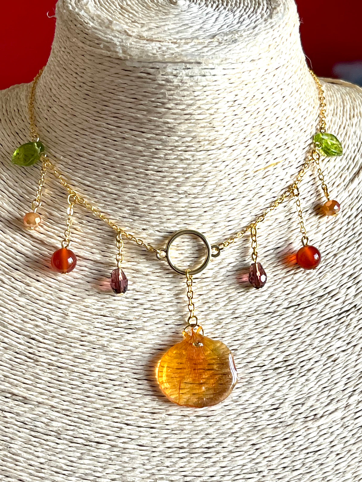 Éclat d’Automne – Collier pétale de Capucine & pierres naturelles