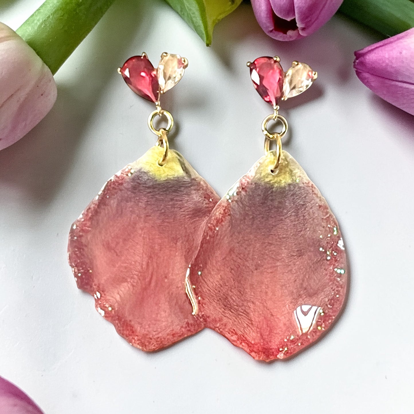 Boucles d’oreilles en pétales naturels de tulipe – Bijou floral unique en résine