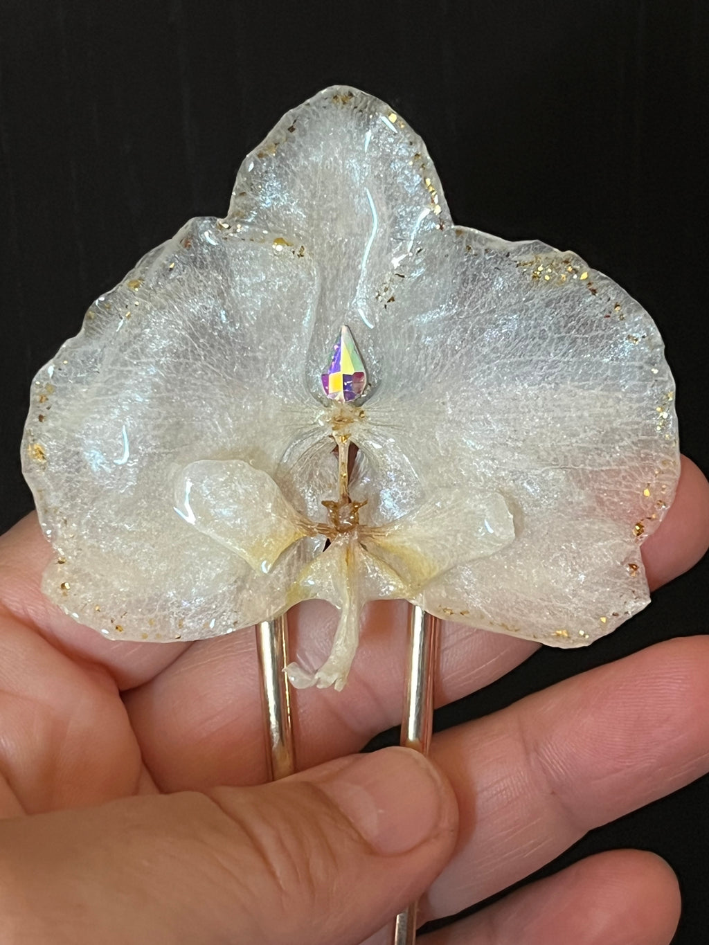 Épingle à cheveux Orchidée blanche naturelle – Résine & éclat doré