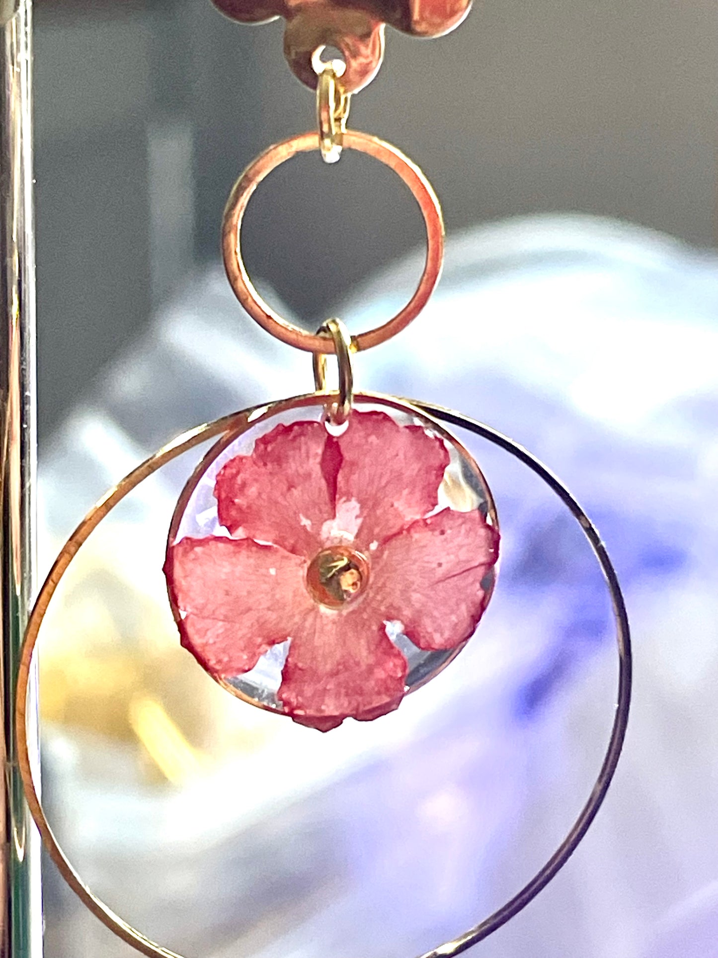 Boucles d’oreilles asymétriques  fleurs de Lantana & papier fleuri