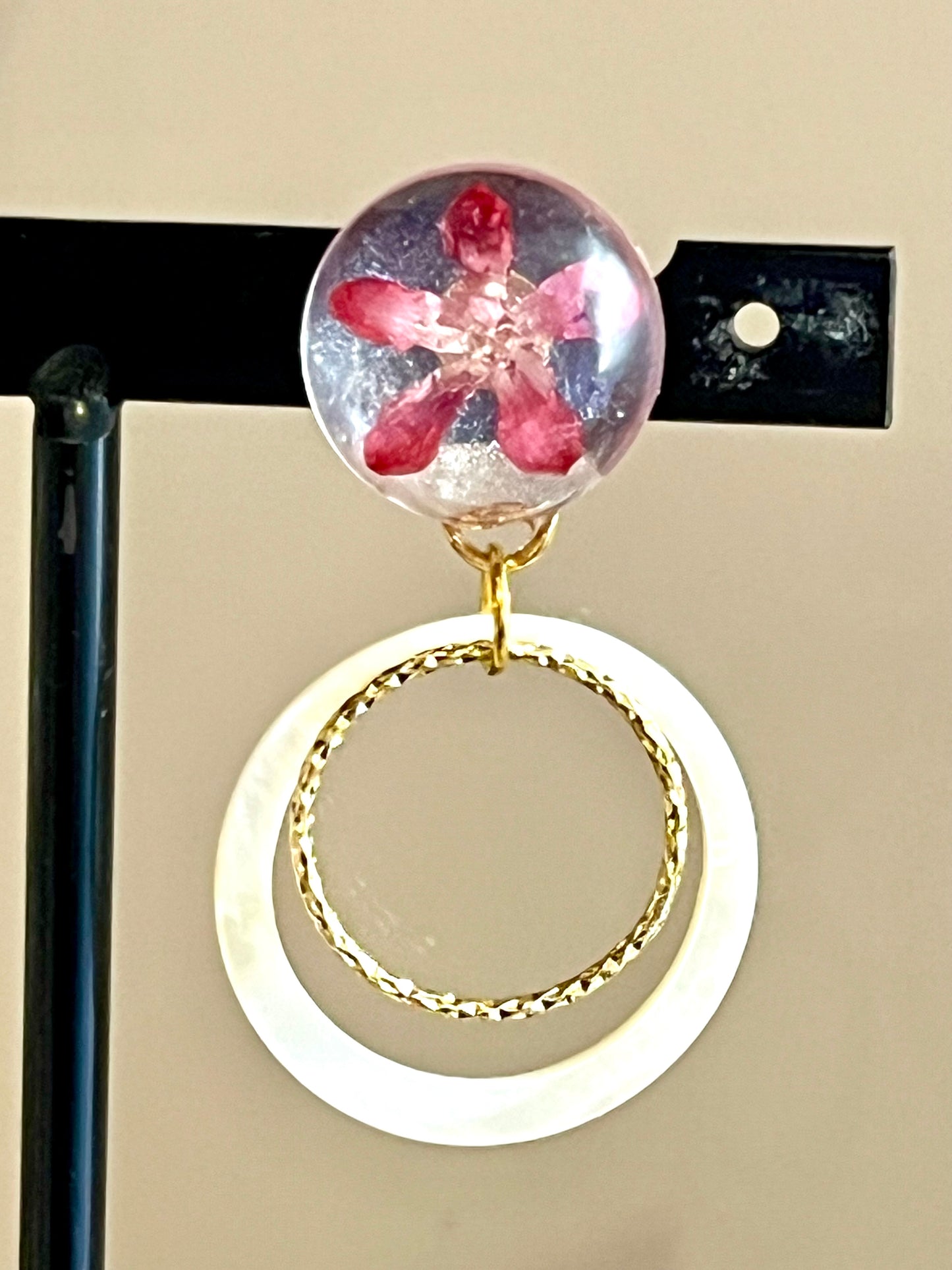 Boucles d’oreilles fleuries résine & anneaux nacrés