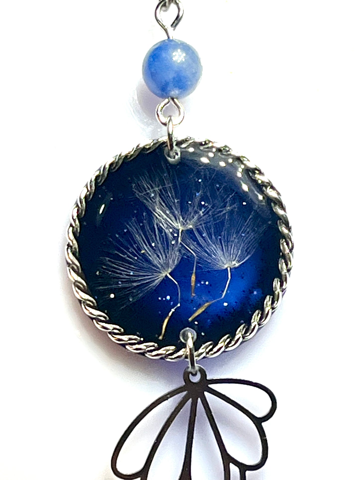 Collier pendentif artisanal – Fleur de pissenlit sur fond bleu nuit