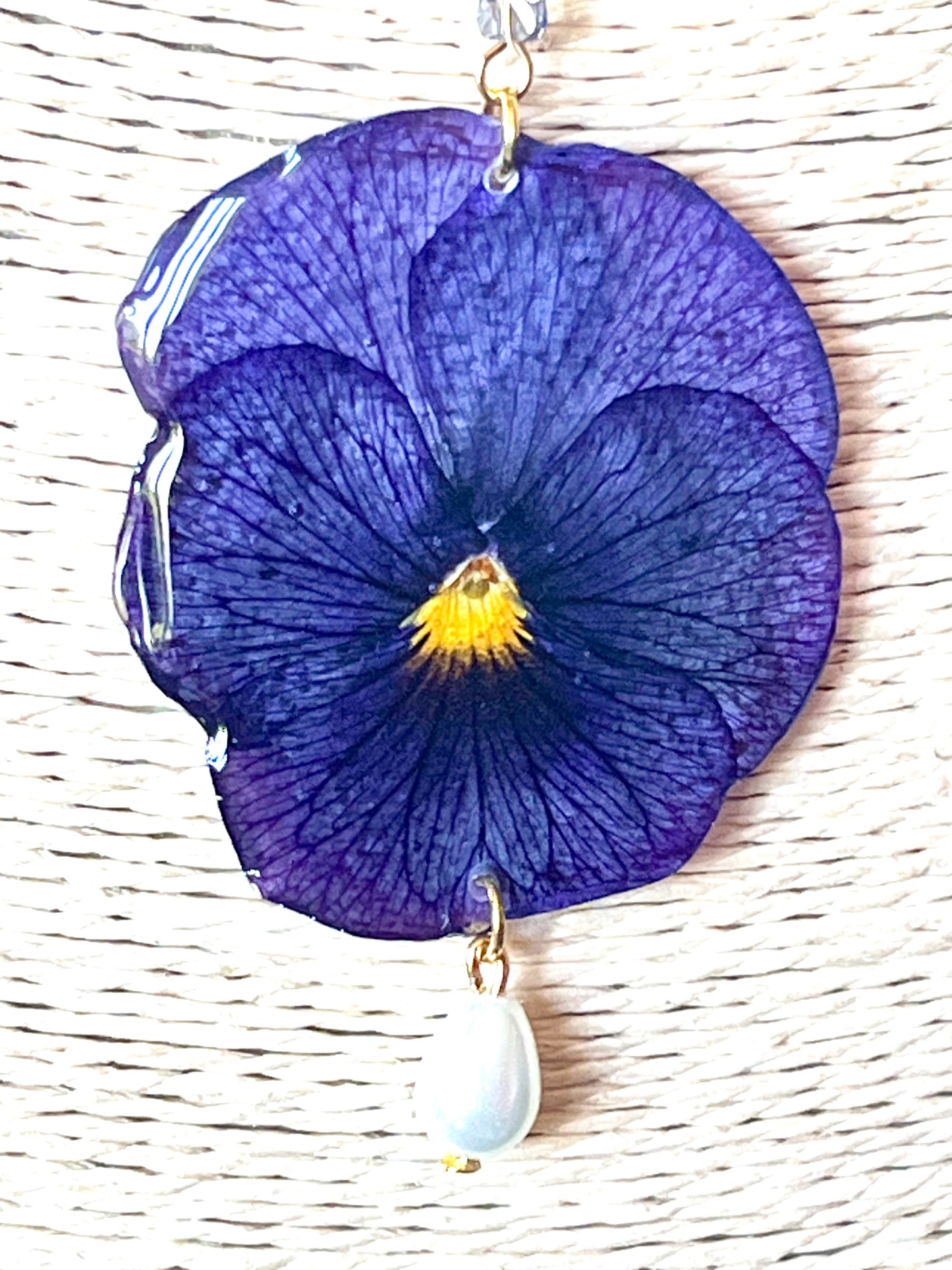 Collier Fleur Pensée Violette – Bijou floral artisanal avec perle nacrée