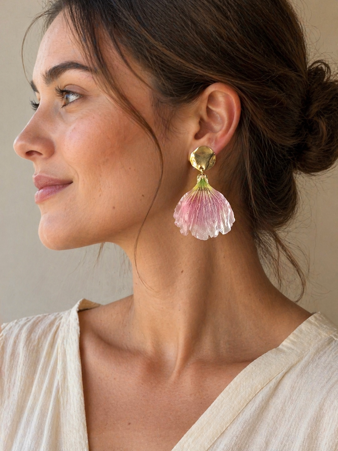 🌸 Boucles d’oreilles en véritables pétales – Modèle Rose trémière