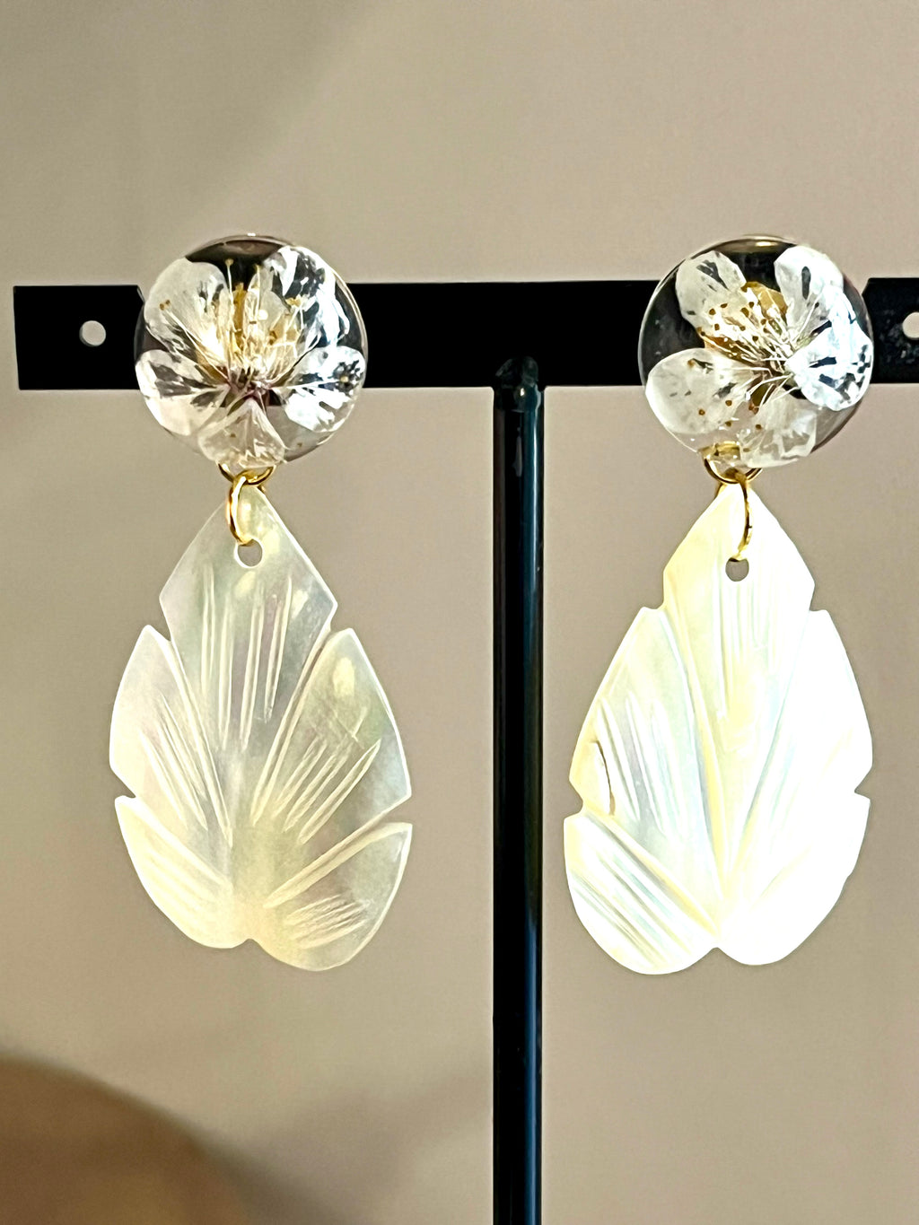 🌸 Flower & Mother-of-Pearl Earrings – Artisanal Elegance