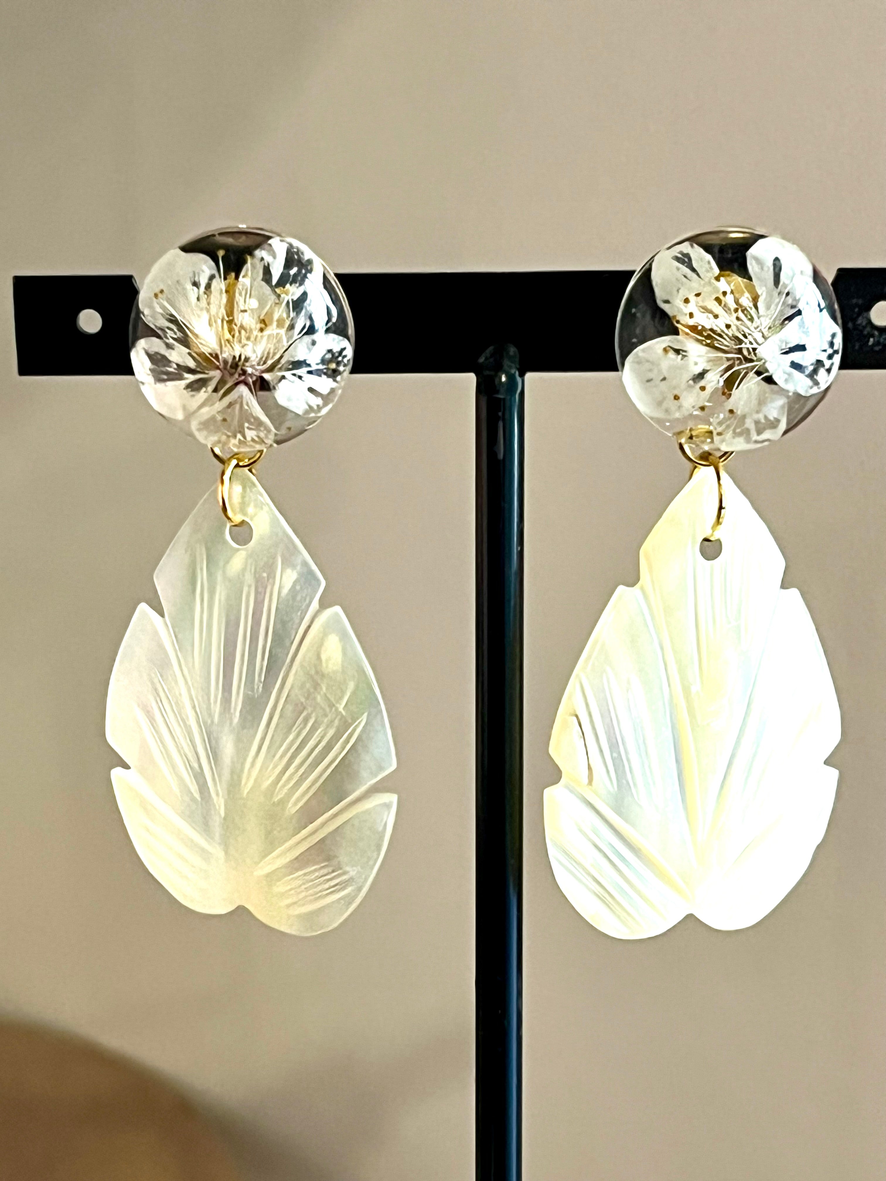 🌸 Flower & Mother-of-Pearl Earrings – Artisanal Elegance