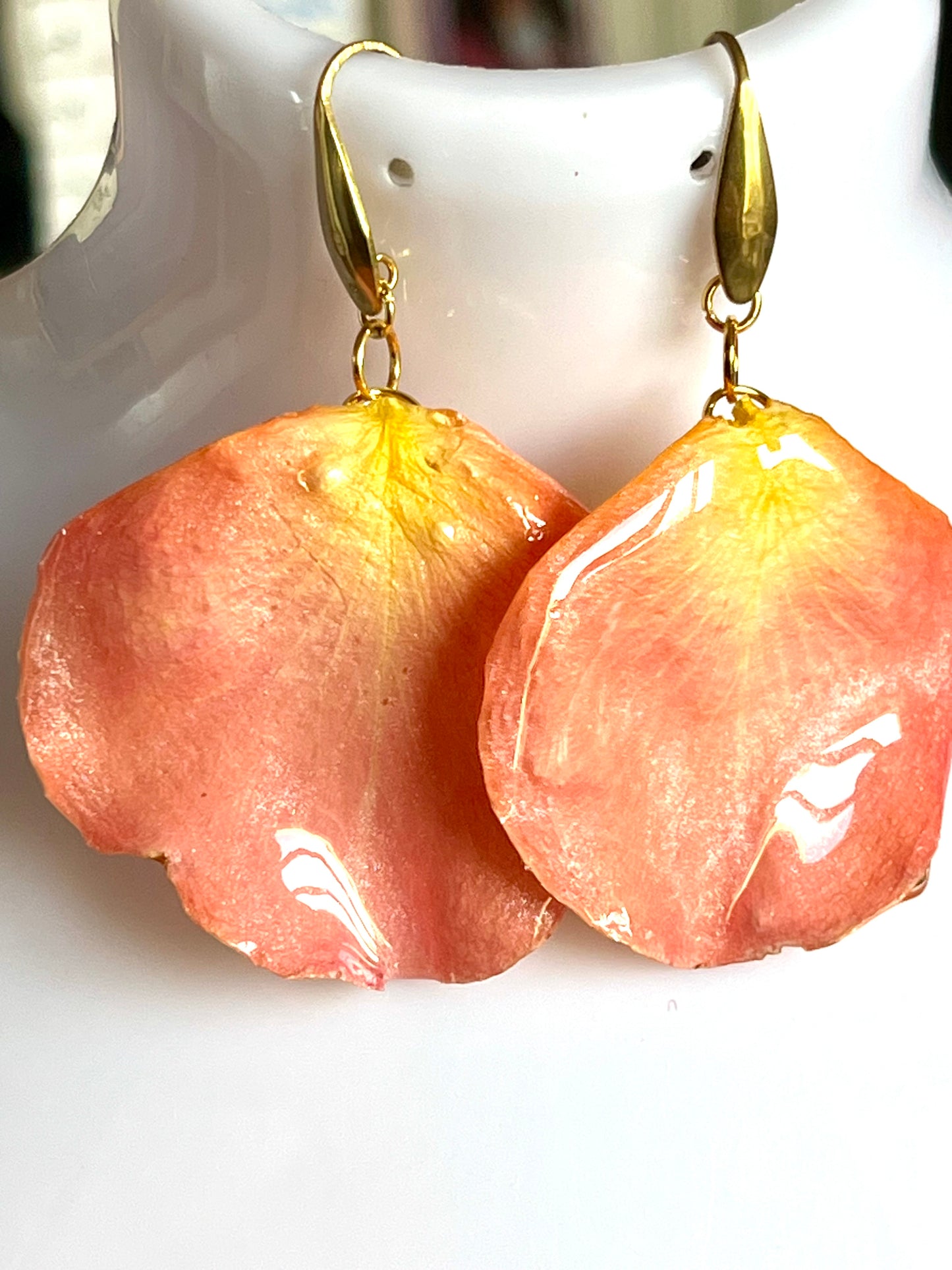 🌹 Boucles d’oreilles en pétales de rose – Résine & doré