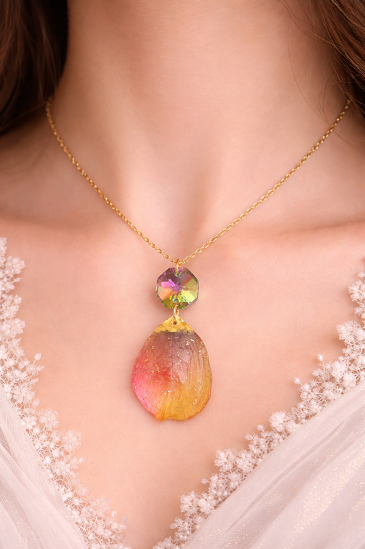 Collier pétale de tulipe naturel – bijou floral résine & cristal irisé