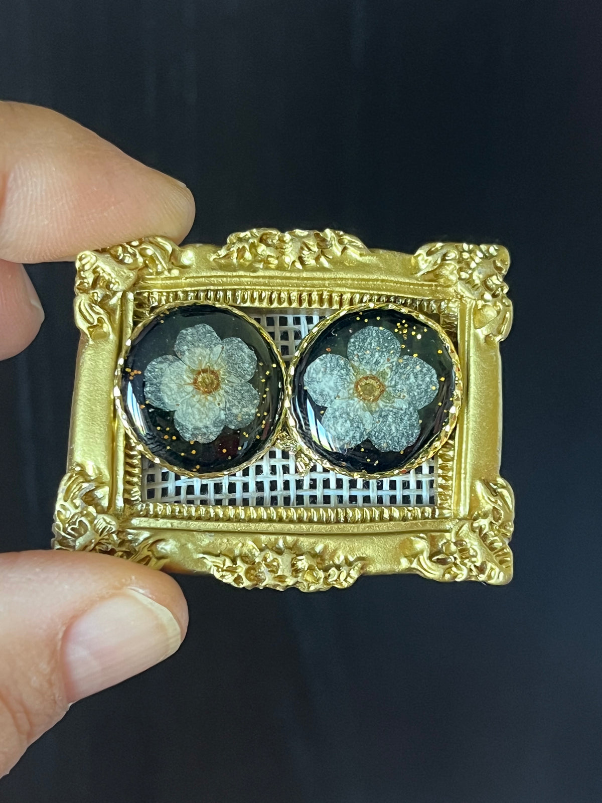 Boucles d’oreilles puces Spirée – Fleurs naturelles et cadre doré